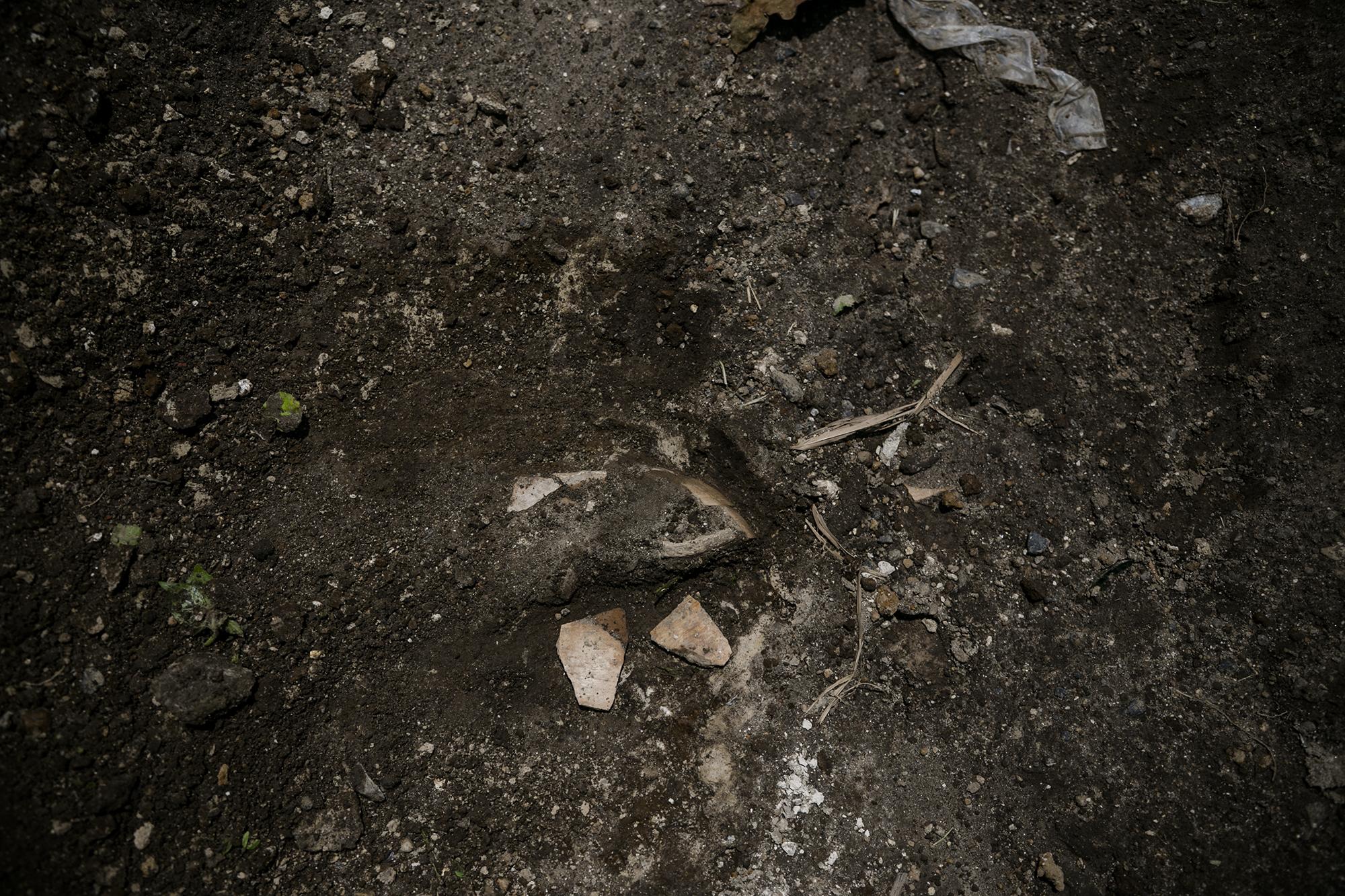 Restos de cerámica en el suelo en donde se realizan las obras. Lo vestigios esta expuestos a ser dañados por las maquinas o por el paso de los peatones que circulan por la zona. Foto: Fred Ramos