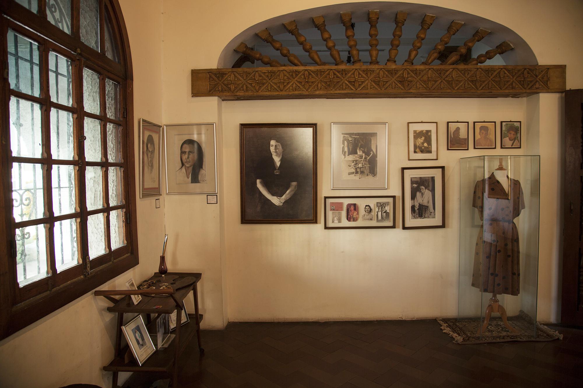 La sala Julia Díaz alberga piezas de su autoría, además de retratos fotográficos y algunas de sus herramientas de trabajo. Foto: Víctor Peña