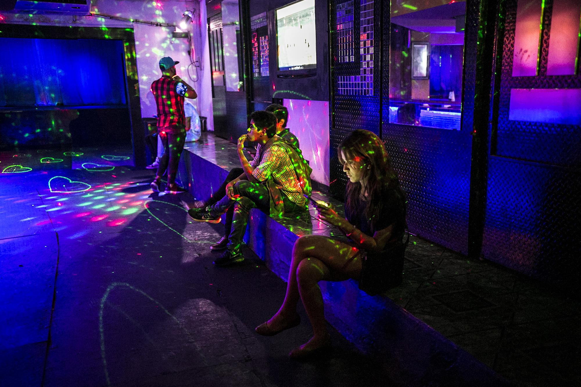 Scape es la única disco de ambiente LGBTI que ha sobrevivido a la posguerra. Entrar a este sótano representa, para muchos, un rito de iniciación. Foto de El Faro, por Fred Ramos.