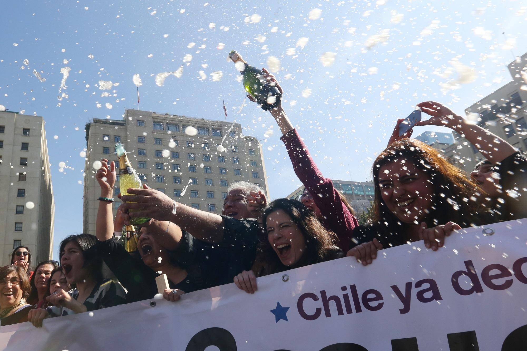 Activistas proaborto celebran este 21 de agosto en Santiago la luz verde del Tribunal Constitucional de Chile a la nueva ley que permite la interrupción del embarazo bajo tres causales. Foto Claudio Reyes (AFP).