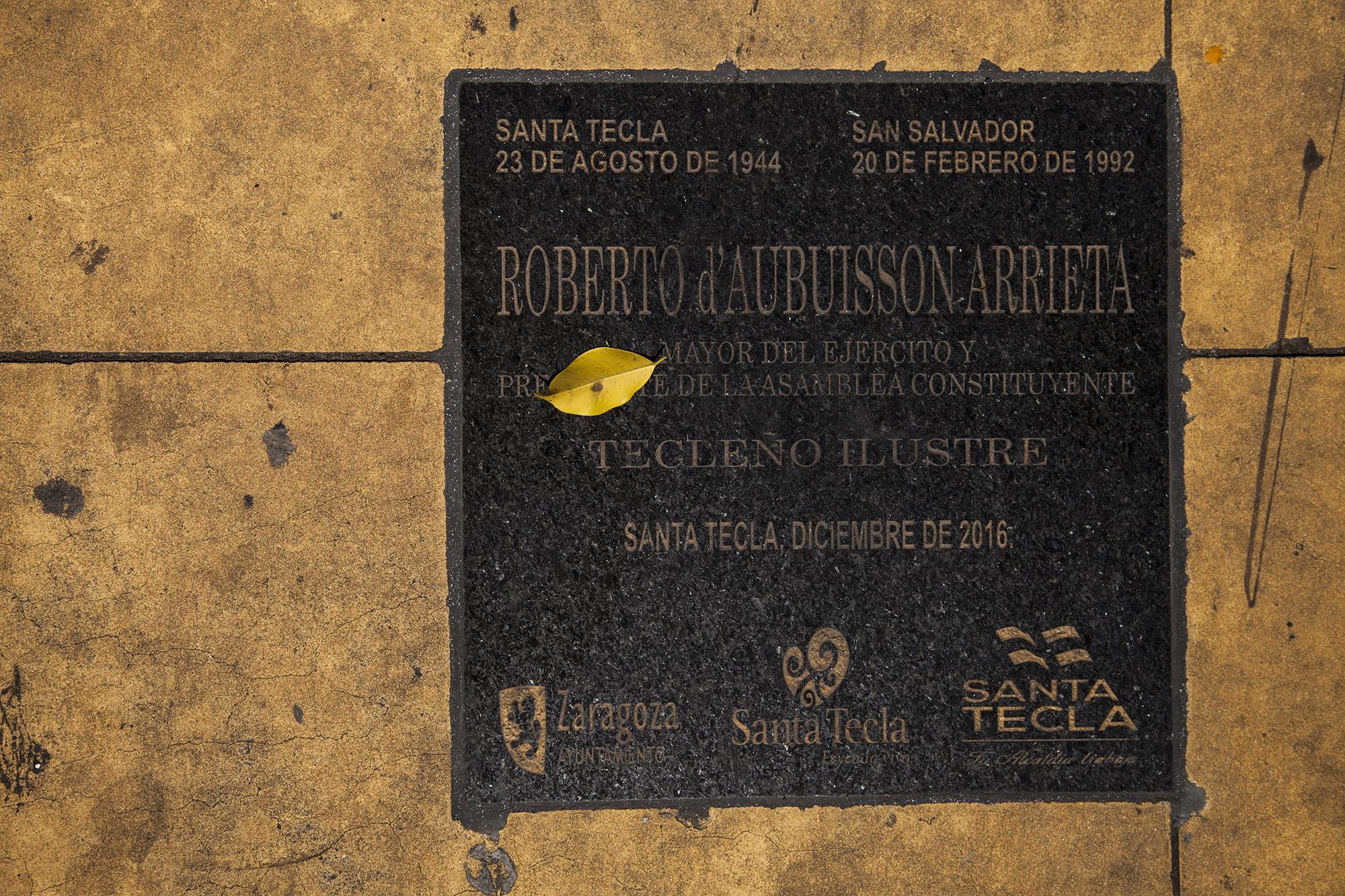 El alcalde D’Aubuisson se ha comprometido a borrar la referencia al Ayuntamiento de Zaragoza en la placa que homenajea a su padre, pero el mayor D’Aubuisson seguirá entre los 25 