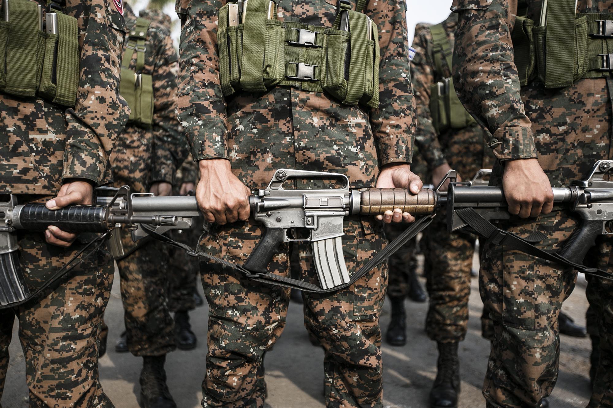 Miembros de las Fuerzas Especializadas de Reacción de El Salvador (FES), integradas por policías y soldados. Se presentaron en abril de 2016 y son la principal fuerza de choque contra las pandillas. Distintas investigaciones involucran a las FES con ejecuciones extrajudiciales de supuestos delincuentes. Foto Fred Ramos. 