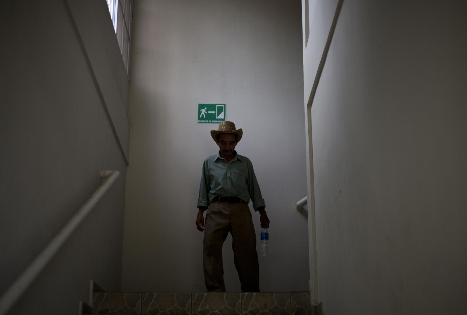 Eustaquio Martínez Vigil, de 67 años, sobreviviente de la masacre de El Mozote, luego de brindar sus testimonio durante el juicio. Foto de El Faro, por Víctor Peña.