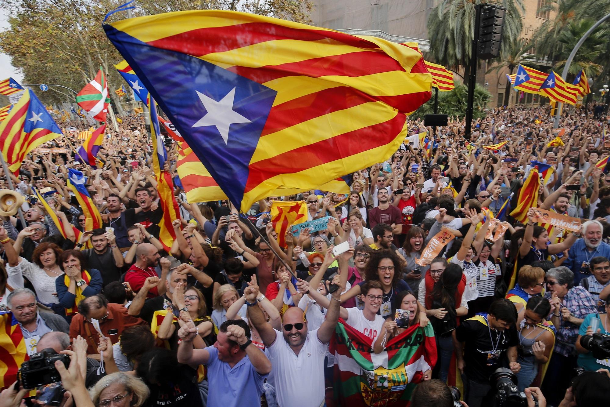 Independestistas celebran en Barcelona, en las afueras del Parlamento catalán, la proclamación de la 