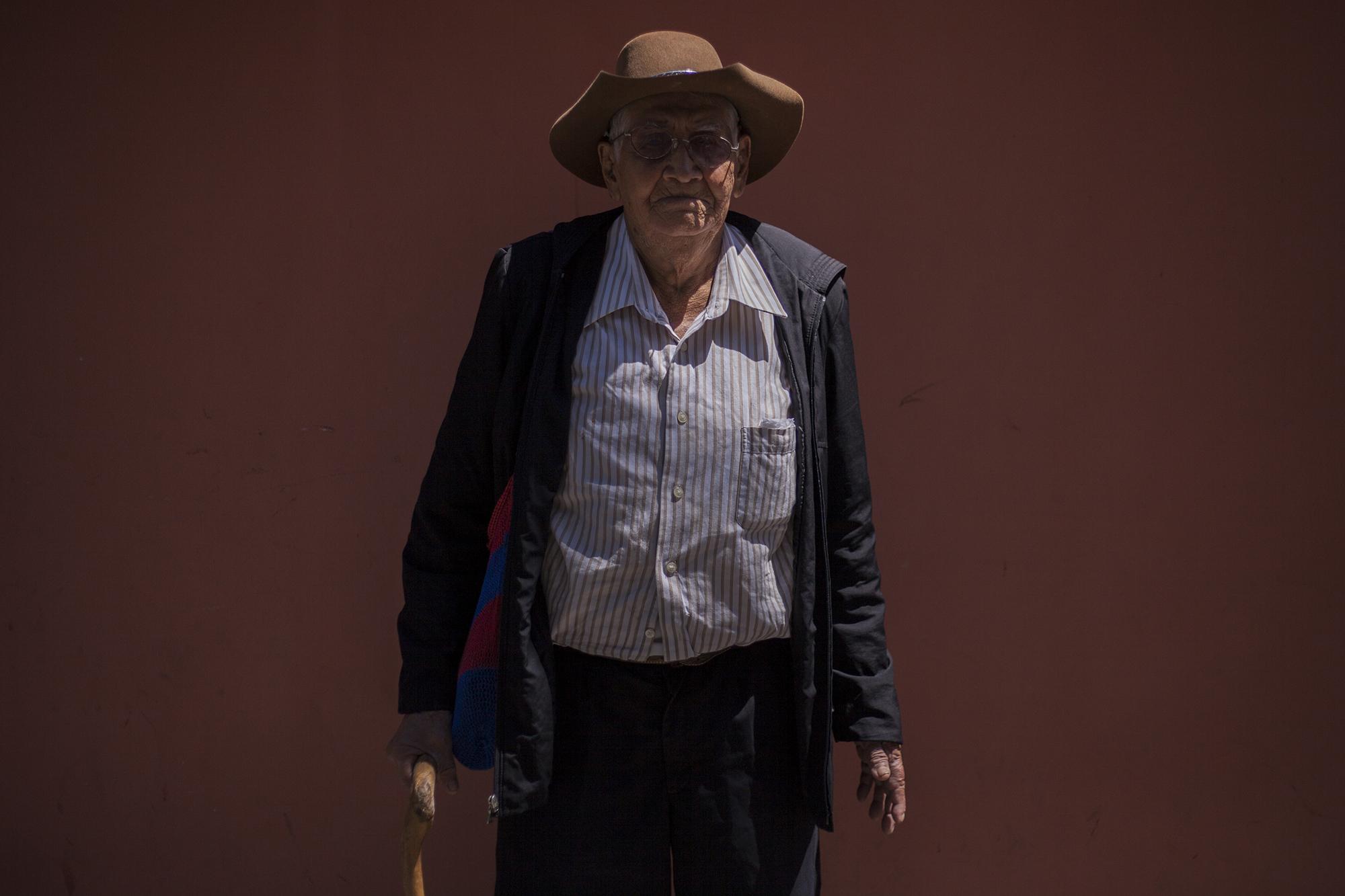 Eduardo Concepción Argueta Márquez, sobreviviente de la masacre de El Mozote, después de brindar su testimonio en el juzgado de San Francisco Gotera, el 12 de octubre. Foto de El Faro, por Víctor Peña.