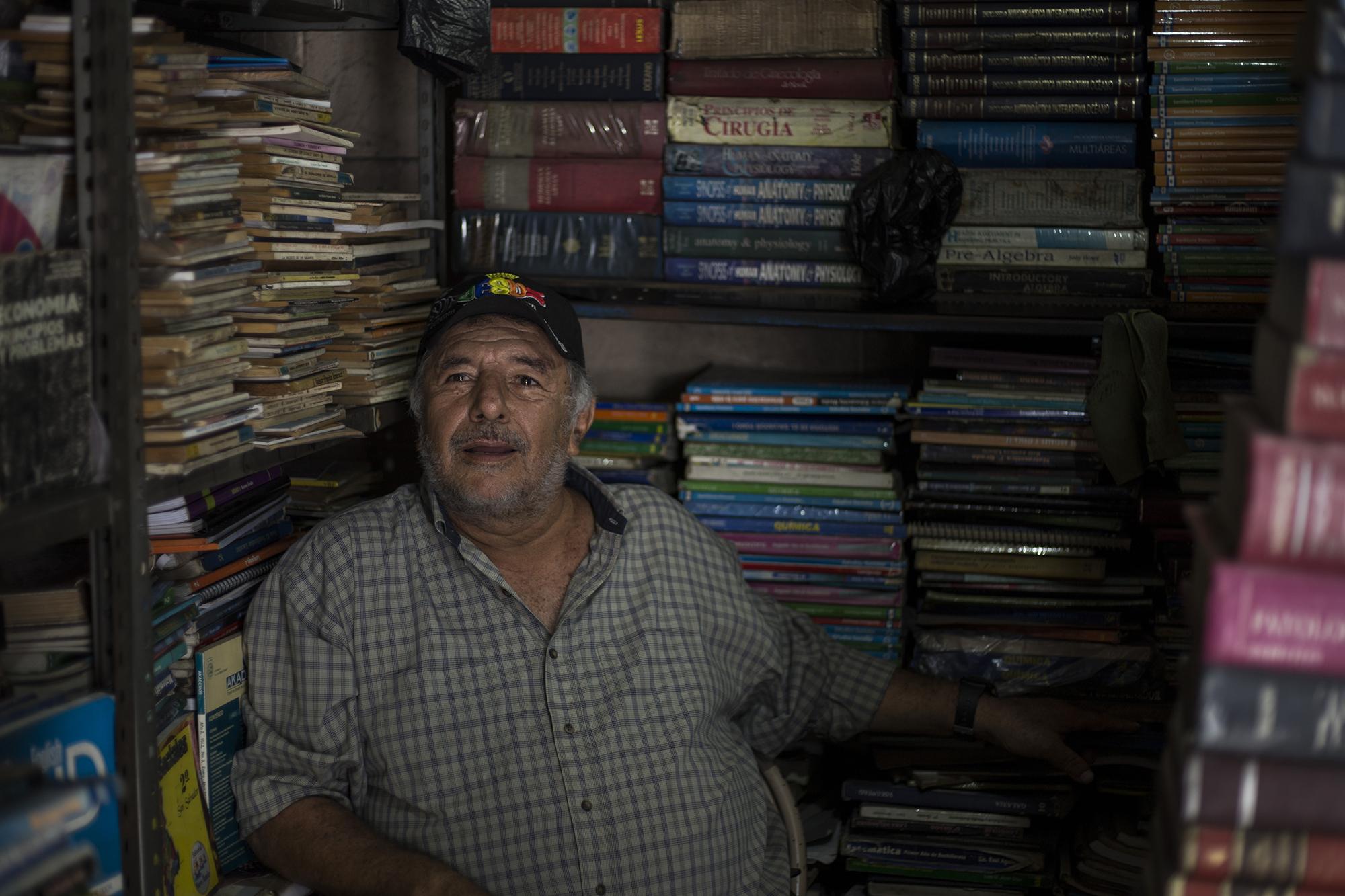 Huberto Ascencio, de 71 años, propietario de la venta de libros 