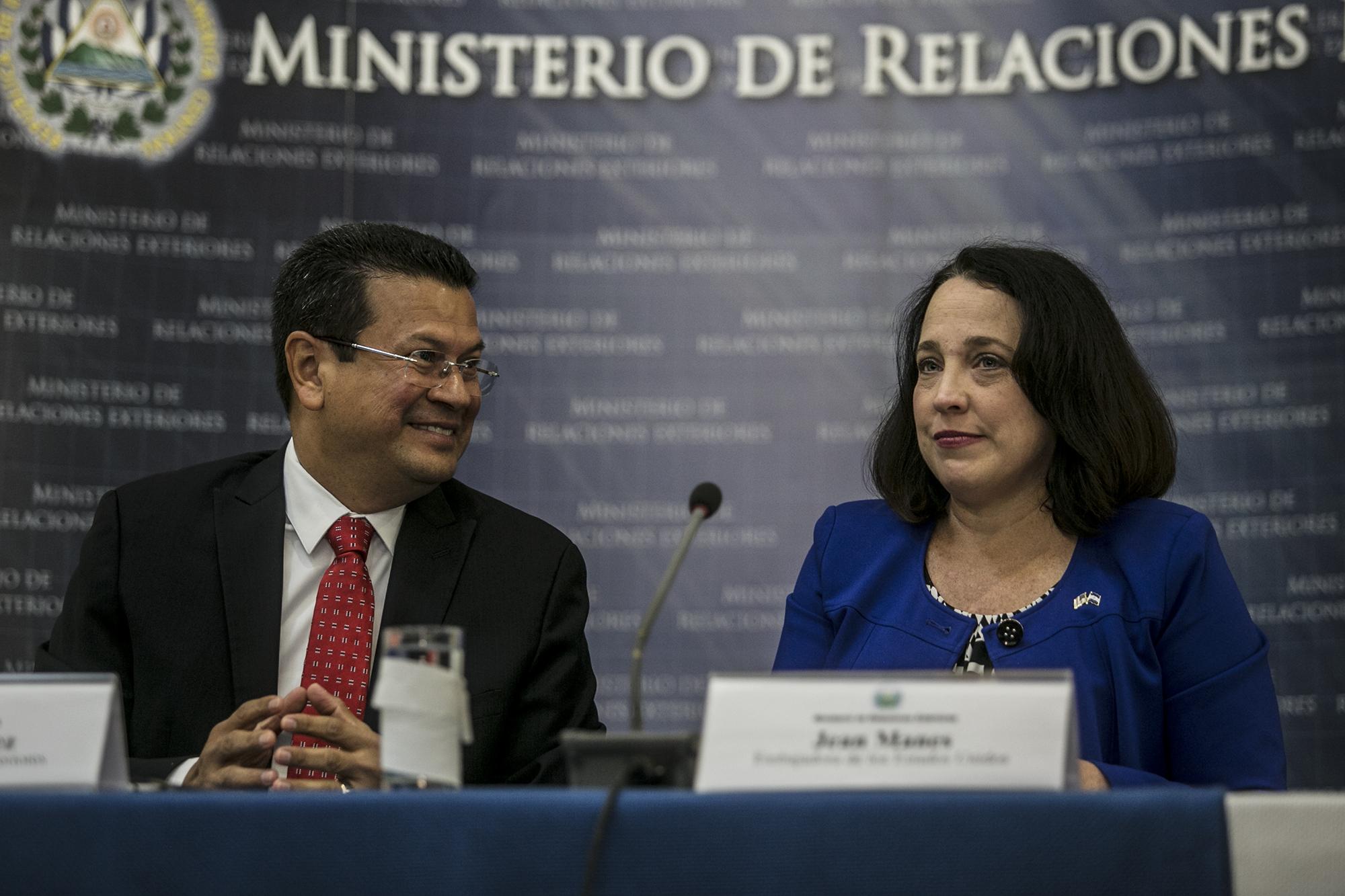 El canciller Hugo Martínez y la embajadora de Estados Unidos Jean E. Manes, durante la conferencia sobre la cancelación del TPS. Foto: Fred Ramos