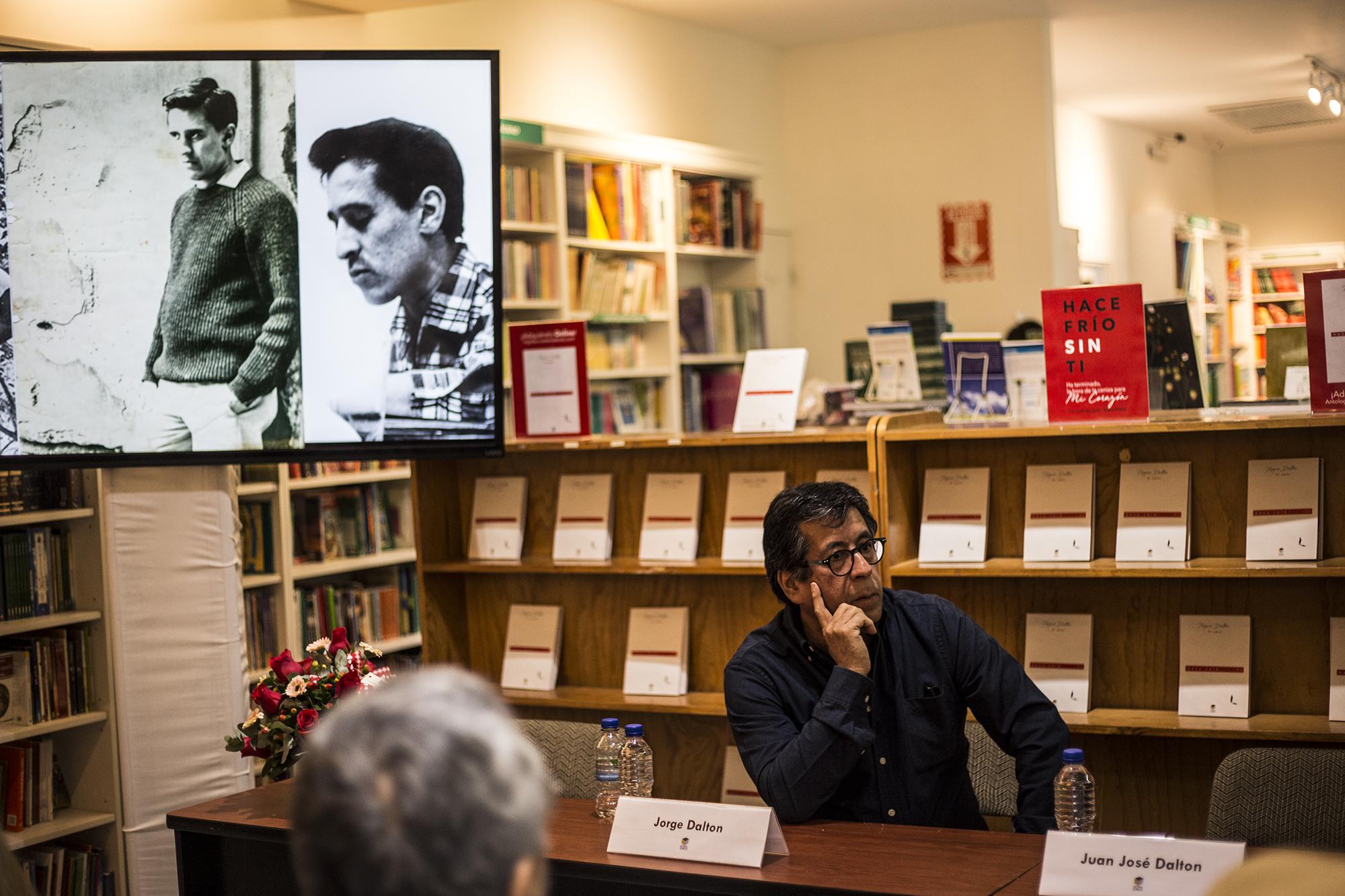 Jorge Dalton en la presentación de libro de su padre Hace frío sin ti en la Libreria La Ceiba, en el Centro Comercial Galerías. Foto: Fred Ramos