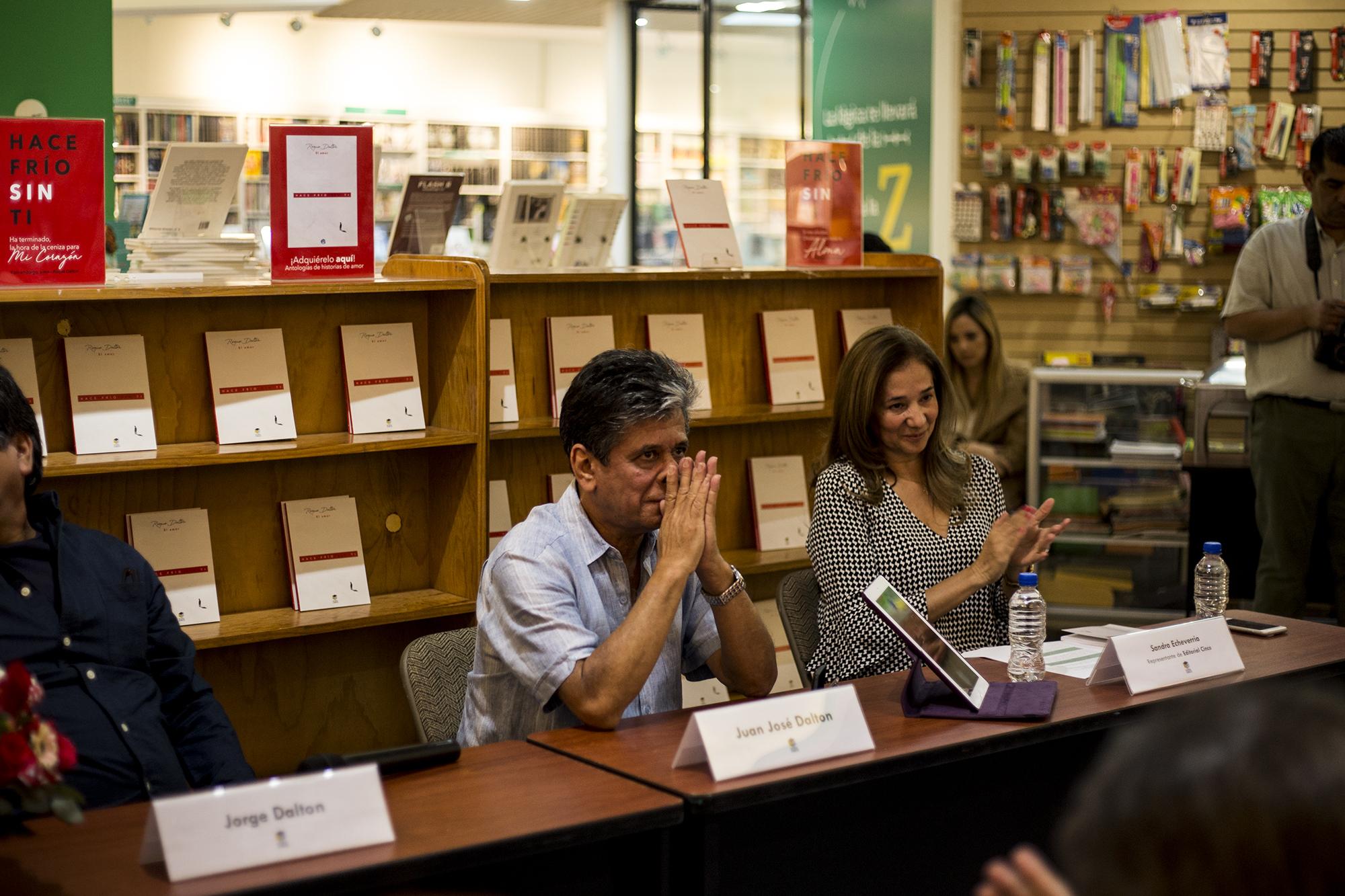 Juan José Dalton en la presentación de libro de su padre Hace frío sin ti en la Libreria La Ceiba, en el Centro Comercial Galerías. Foto: Fred Ramos