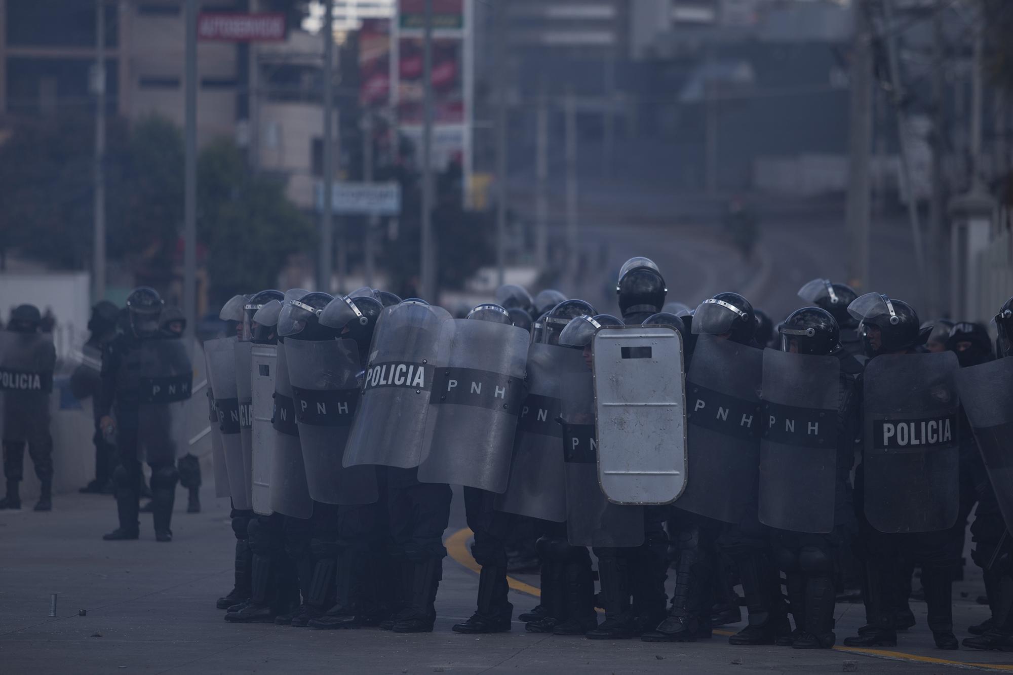 La Policía Nacional de Honduras bloqueó los accesos hacia el Estadio Nacional, donde Juan Orlando Hernández tomó posesión el sábado 27 de enero de 2018, dos meses después de las elecciones. Foto Víctor Peña. 