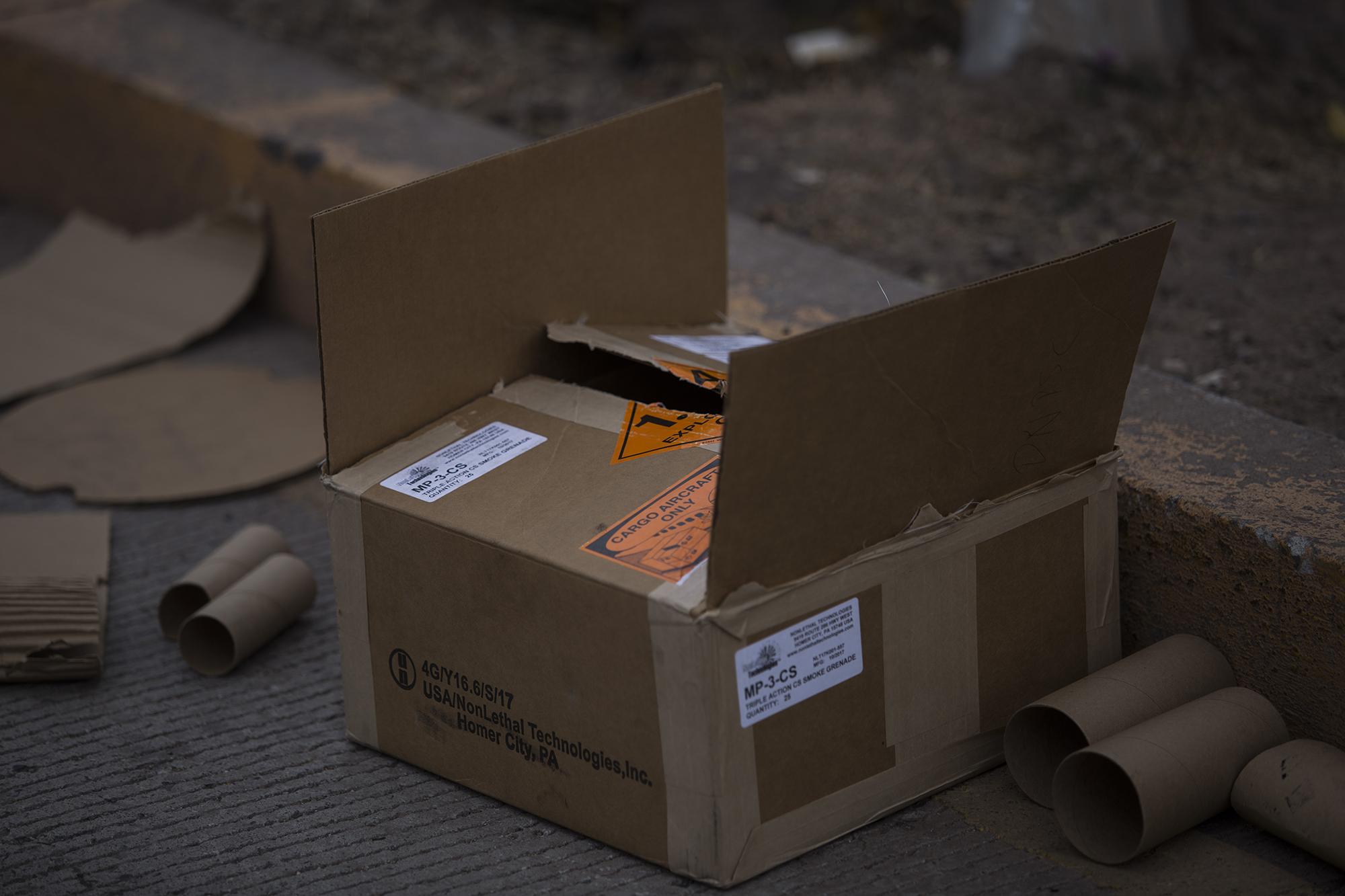 La policía hondureña gastó incontables cajas de estas granadas lacrimógenas de fabricación estadounidense durante la manifestación contra Juan Orlando Hernández. Las granadas son fabricadas en Homer City, un pequeño pueblo en el estado de Pensylvania. Foto Víctor Peña.