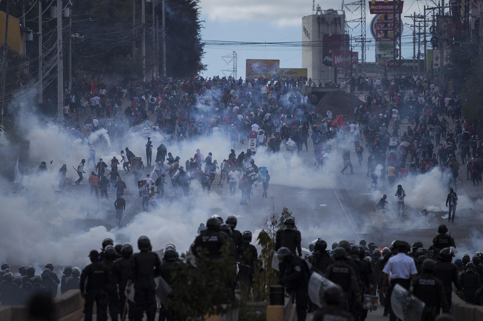 Disturbios en el bulevar Centroamérica de Tegucigalpa. Los cuerpos policiales y militares bloquearon el paso a la marcha que pretendía llegar hasta el Estadio Nacional. Foto Víctor Peña.