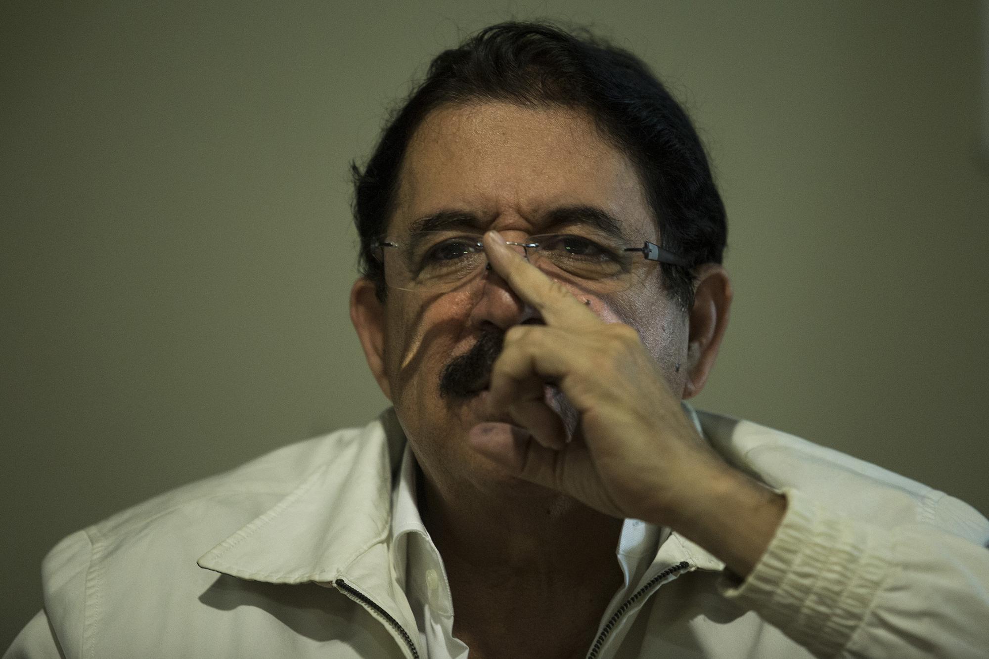 El expresidente Manuel Zelaya señala que para apagar la crisis política hondureña se necesita una nueva convocatoria a elecciones. Foto de Víctor Peña.
