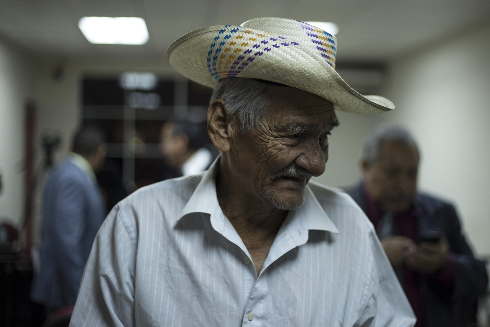 Benito Márquez Argueta, de 82 años, se retira de la sala de audiencia, en el Juzgado Primero de Segunda Instancia de San Francisco Gotera. Benito es uno de los ocho sobrevivientes de la masacre de El Mozote que testificarán en la nueva etapa del juicio. 