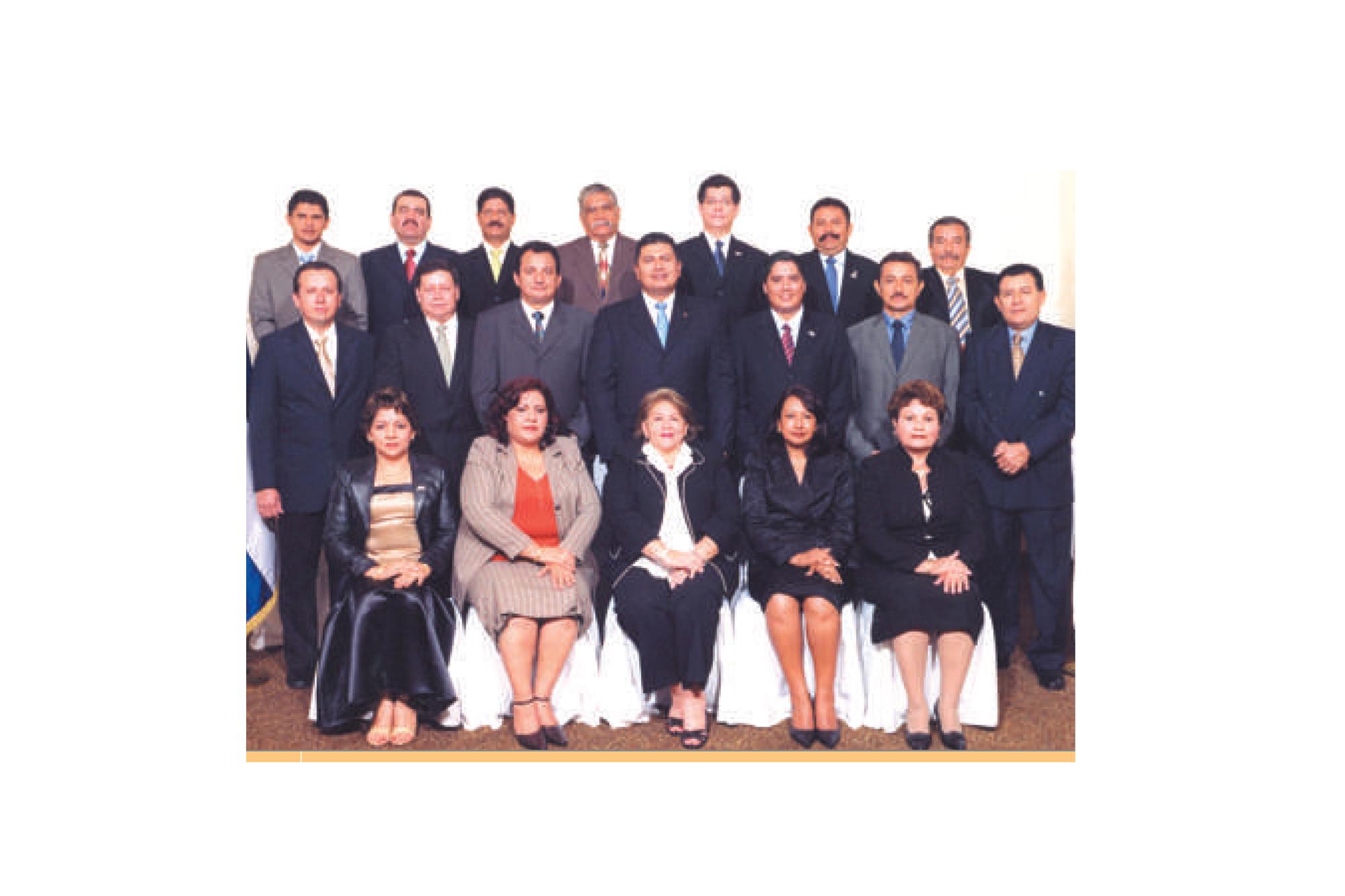Consejo de directores de Comures y su junta directiva, periodo 2006-2009. Fotografía extraída de la memoria de labores de Comures para el año 2007.