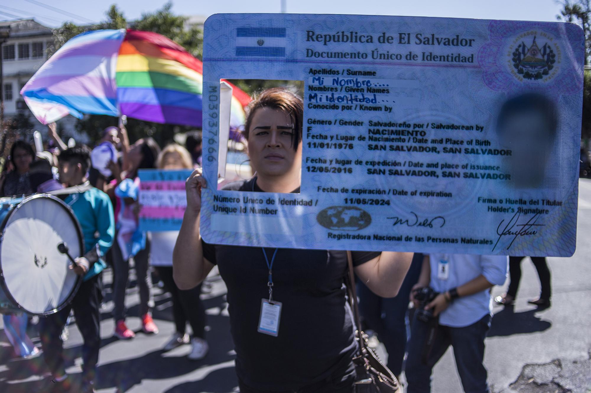 La población trans ha exigido el derecho a su identidad en las calles desde 1997, cuando se realizó la primera Marcha del Orgullo en San Salvador. Foto: Víctor Peña.