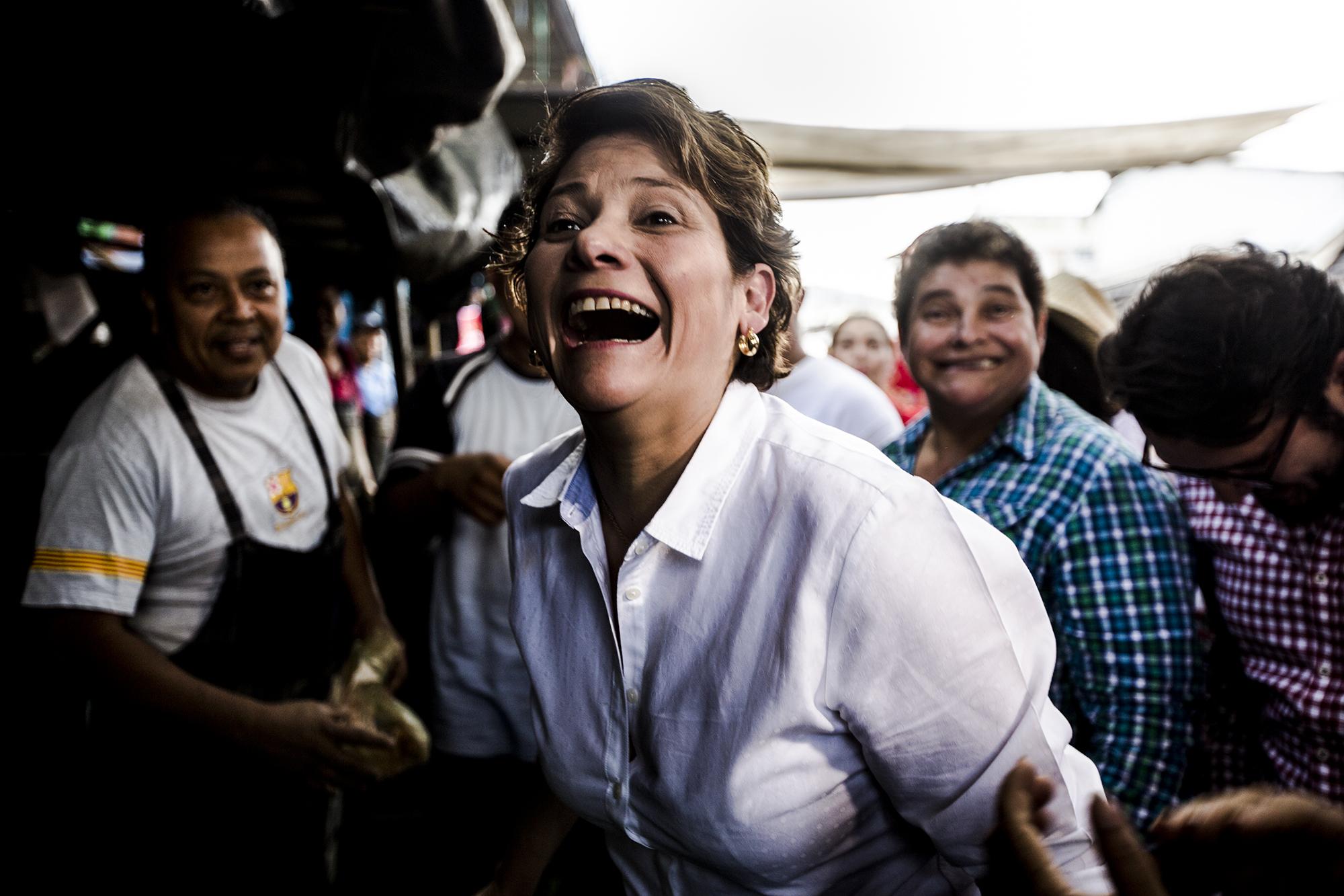 Rivera bromea con vendedores del mercado La Tiendona, durante el cierre de campaña electoral, el 28 de febrero de 2018. Foto: Fred Ramos