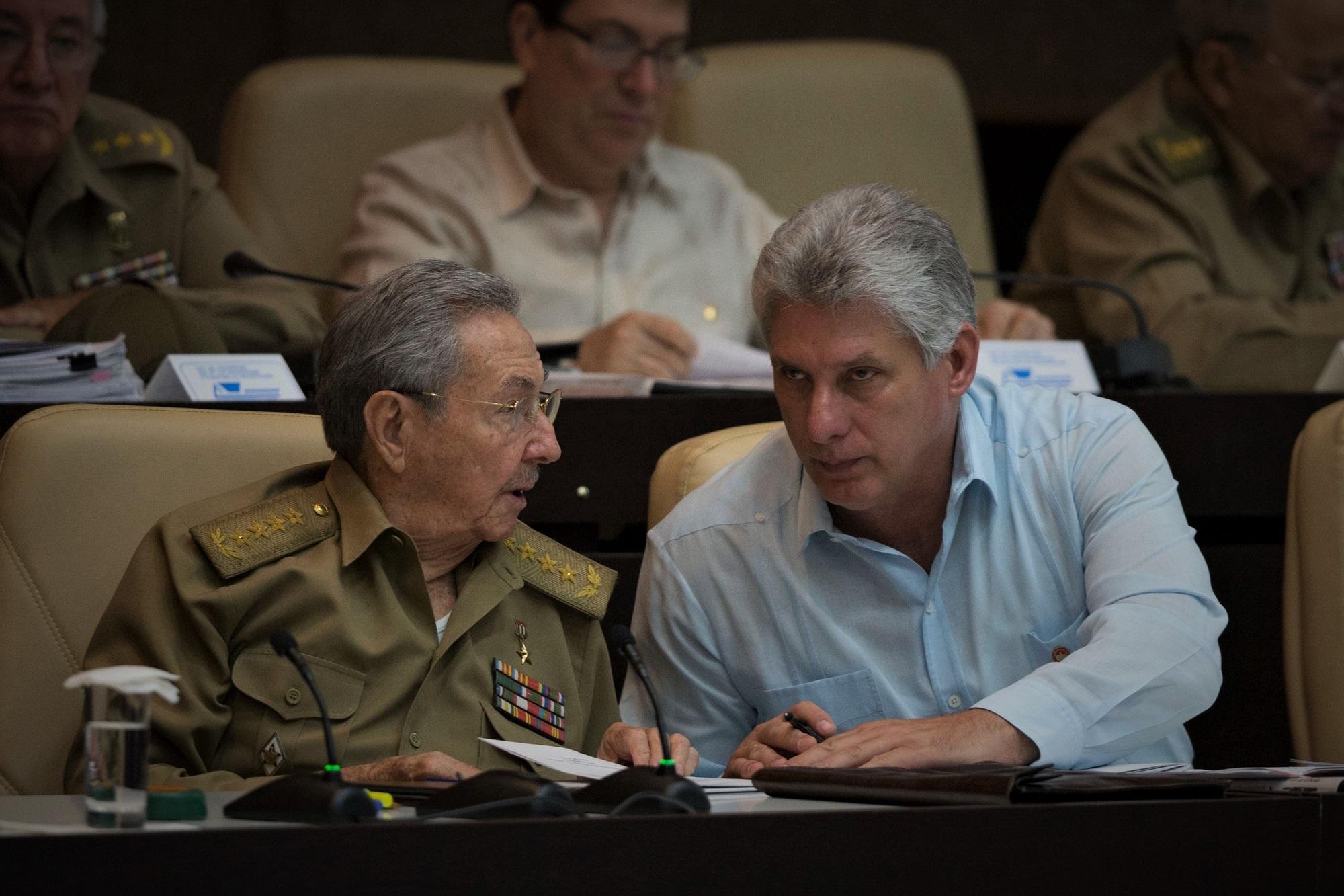 A la derecha, el primer vicepresidente de Cuba, Miguel Díaz-Canel, habla con el presidente Raúl Castro. Foto Ismael Francisco (AFP).