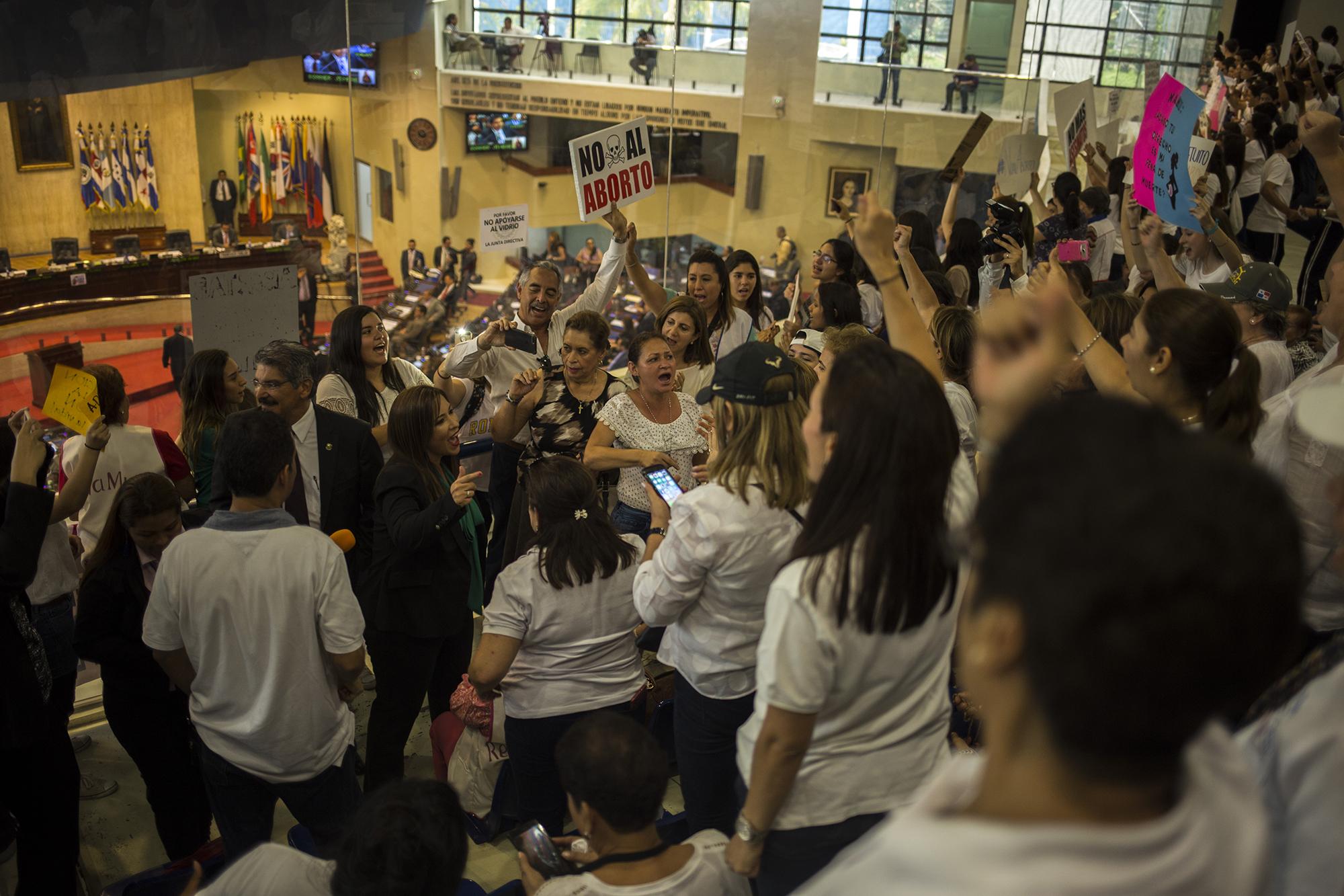 Estudiantes de colegios privados protestaron contra el aborto,  junto a movimientos provida, durante la sesión plenaria del miércoles 18 de abril. Foto: Víctor Peña.
