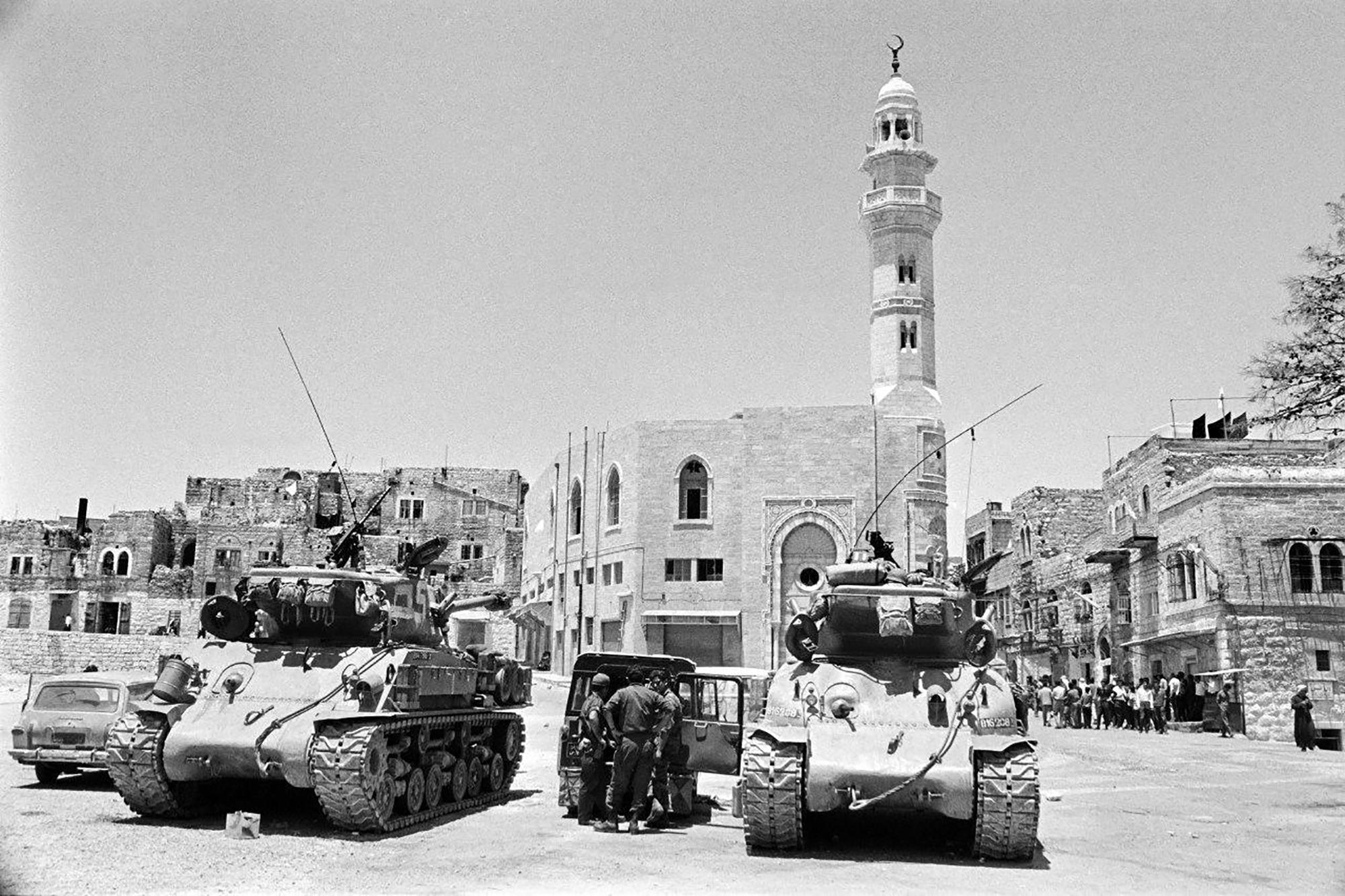 Dos tanques israelíes posicionados en una de las plazas de la ciudad palestina de Belén. La imagen se tomó el 10 de junio de 1967, durante la llamada Guerra de los Seis Días, que dio inicio a la ocupación militar de Cisjordania (incluida Jerusalén Este), que sigue vigente más de medio siglo después. Foto Pierre Guillaud (AFP).