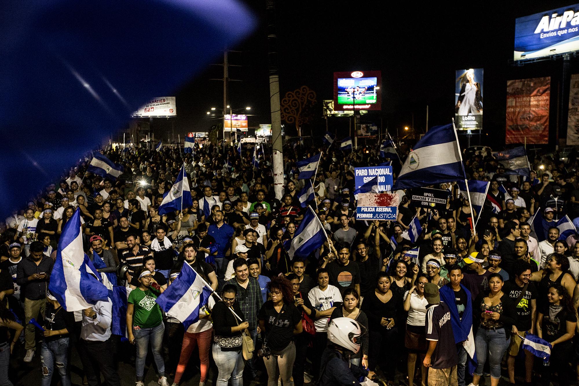 Manifestantes participan de una vigilia-protesta en el redondel Jean Paul Genie en la ciudad de Managua. Foto: Fred Ramos