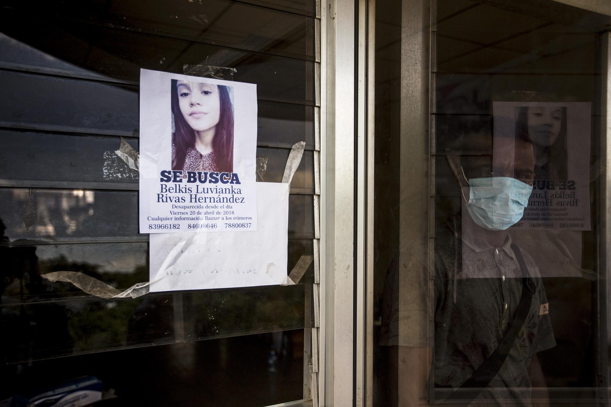 El cartel de una joven desaparecida cuelga en uno de los ventanales de la Upoli. Foto: Fred Ramos
