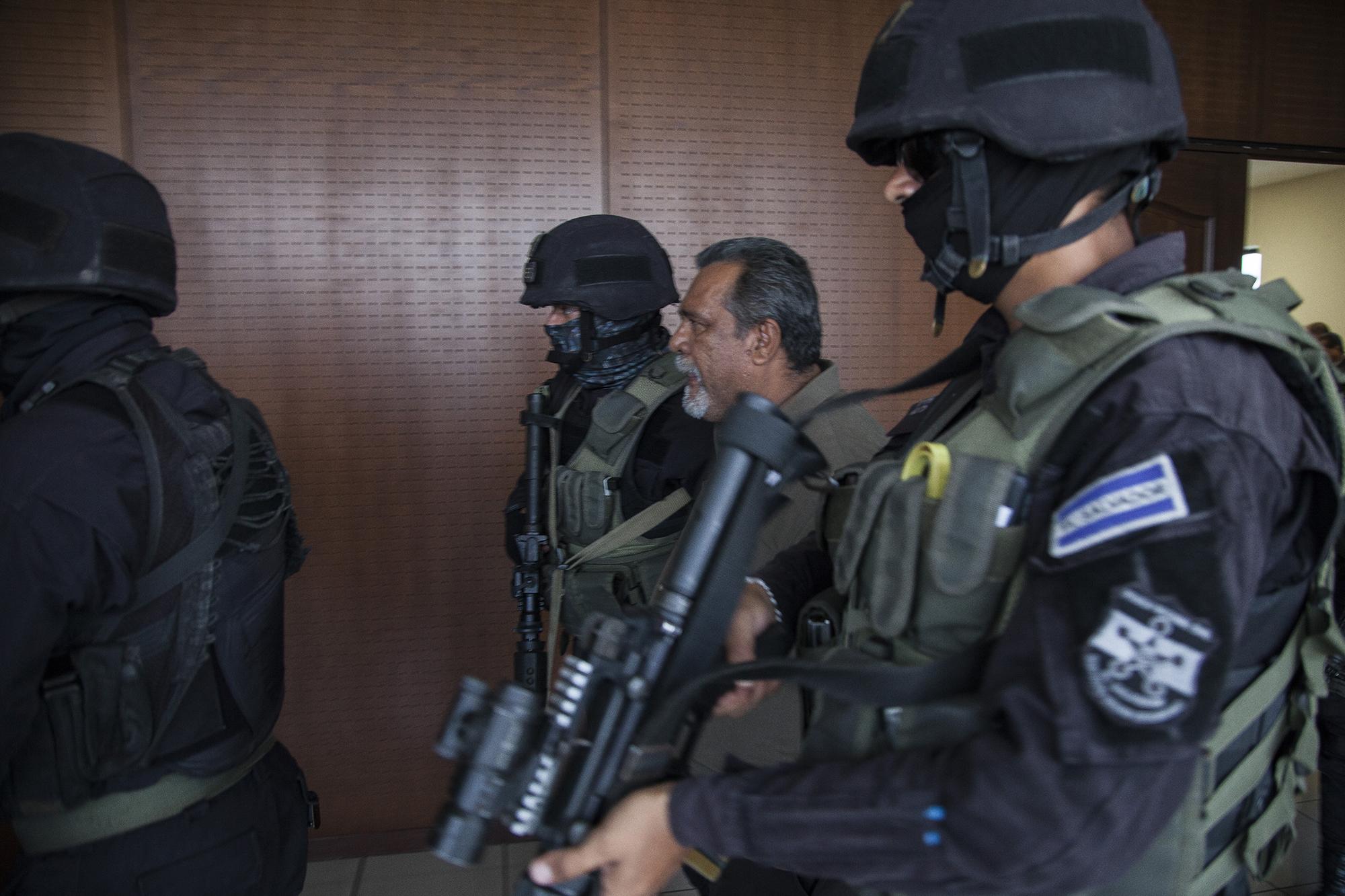 Raúl Mijango llegó a tribunales custodiado por agentes el 6 de mayo de 2016. Foto de El Faro, por Víctor Peña.