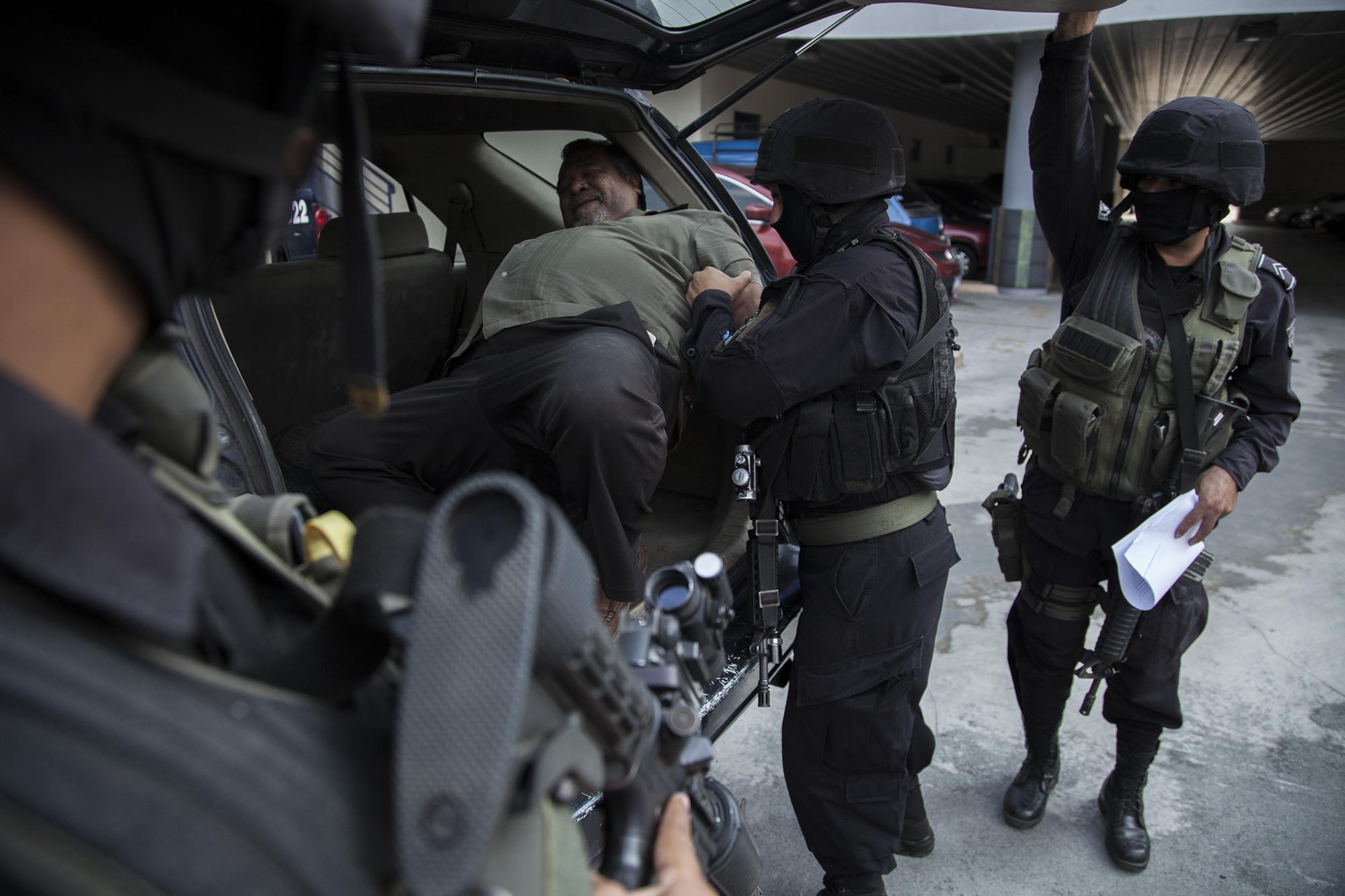 Luego de su captura, la Policía trasladó a Mijango hasta tribunales en el baúl de una camioneta. 6 de mayo de 2016. Foto de El Faro, por Víctor Peña.