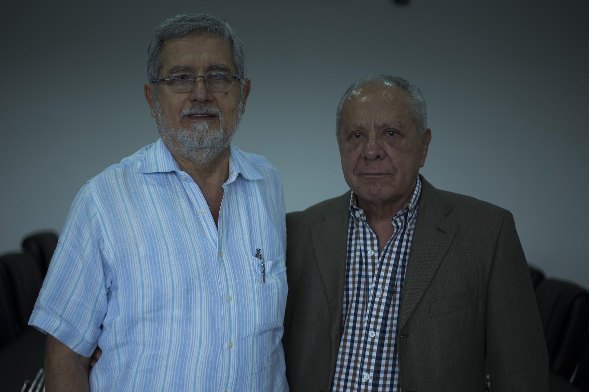 Luis Lagos y Hugo Carrillo, miembros de la Comisión Política del PCN, durante entrevista ofrecida al periódico El Faro. Foto de El Faro, por Víctor Peña.