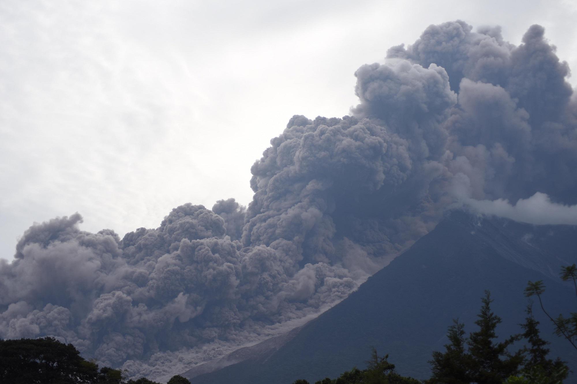 Desde Alotenango, en Sacatepéquez, así se vio la erupción del Volcán Fuego, en Guatemala, este 3 de junio de 2018. La lava y las cenizas han dejado cerca de 25 muertos. Foto Orlando Estrada (AFP).