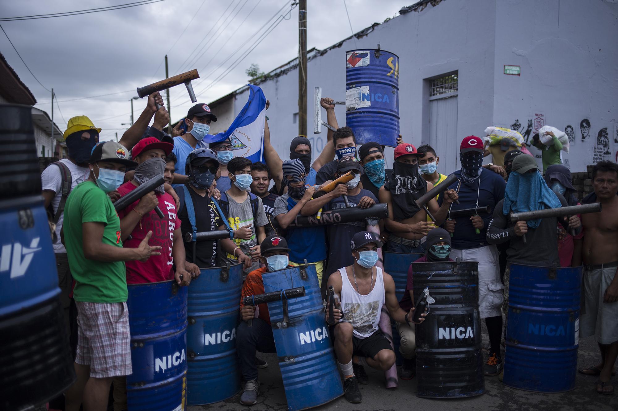 Children and women formed barricades to close access to Masaya. Photo by Víctor Peña. 