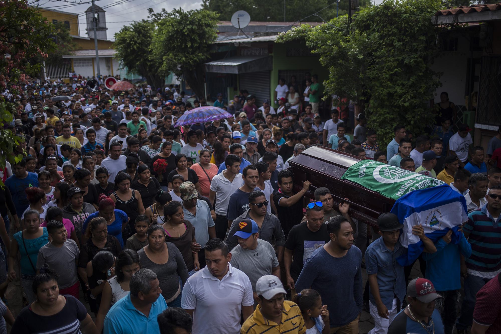 En el barrio Monimbó, los habitantes enterraron a Jason Putoy, asesinado el domingo 3 de junio, mientras custodiaba una barricada en la calle de la Cruz Roja. Putoy era habitante de Monimbó, la cuna de la revolución sandinista, donde hoy se rebelan contra Daniel Ortega, el líder al que defendieron en 1979.