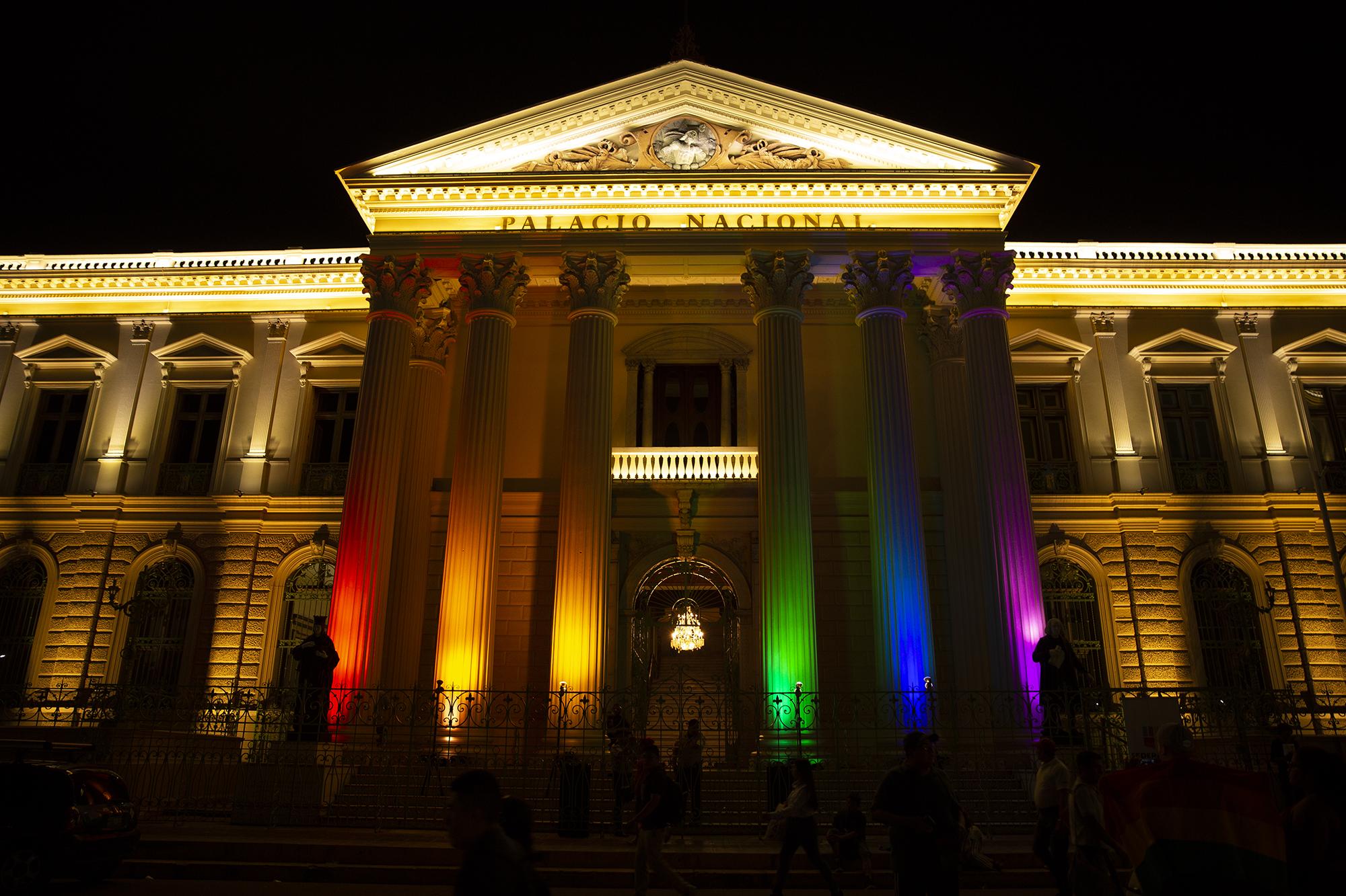 Durante todo junio, el Palacio Nacional en San Salvador lucirá en las seis columnas principales de su fachada los colores de la bandera del orgullo LGBTI. 