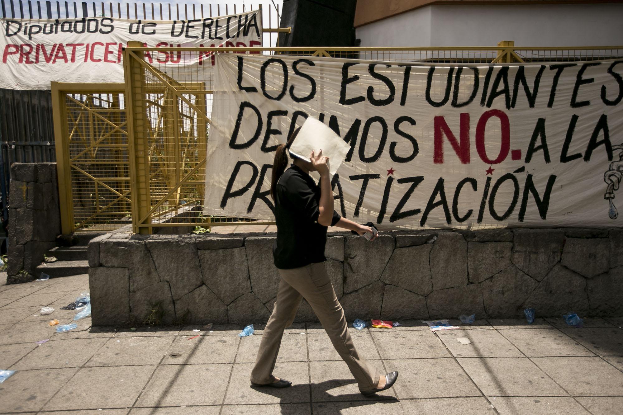 Pancarta de los estudiantes de la UES en contra de la ley de agua propuesta por el partido ARENA. San Salvador. Foto: Fred Ramos