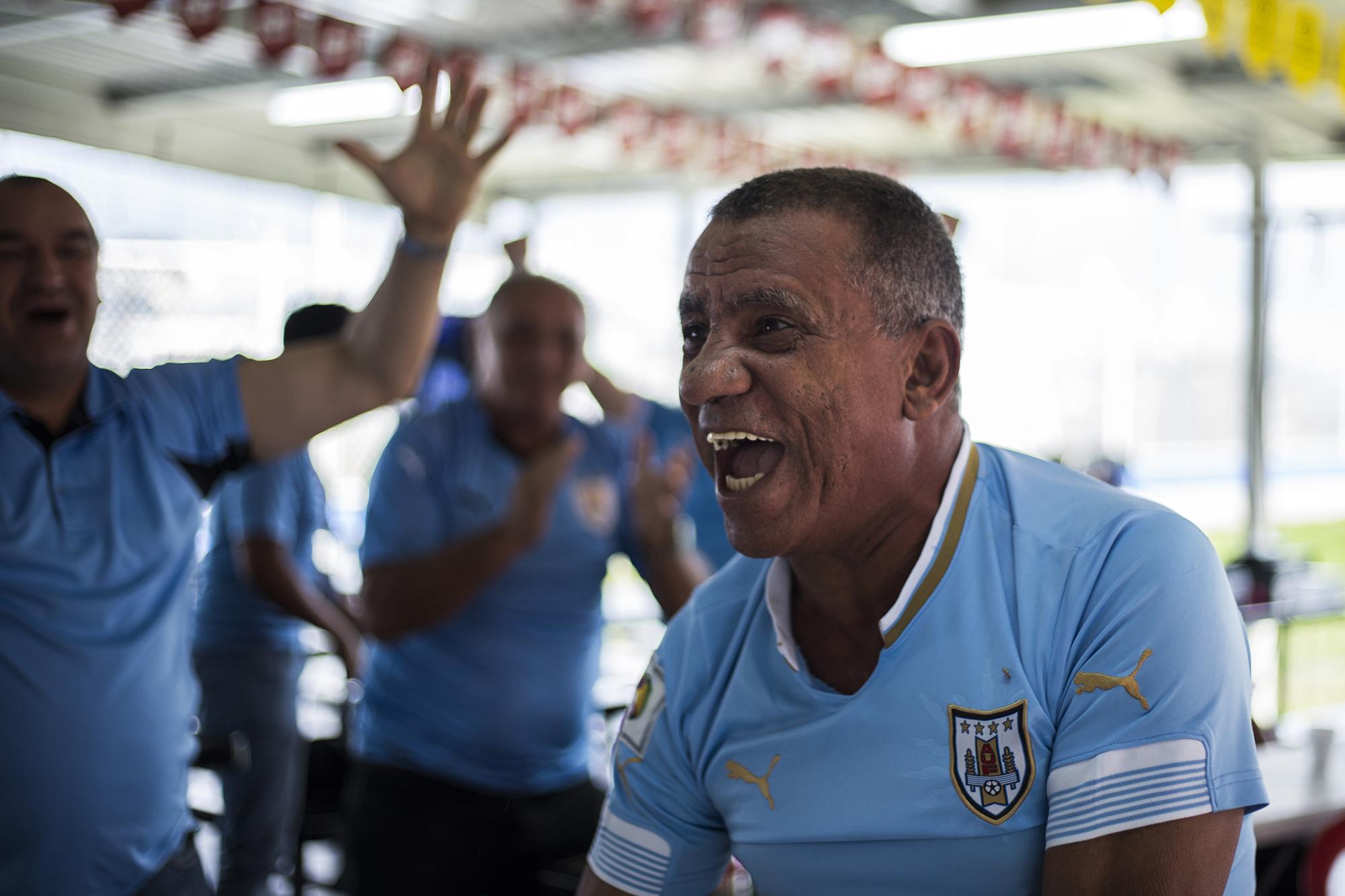Rubén Alonso, técnico uruguayo, celebra el gol que le dio el gane a su selección contra Egipto. Foto Víctor Peña (El Faro).