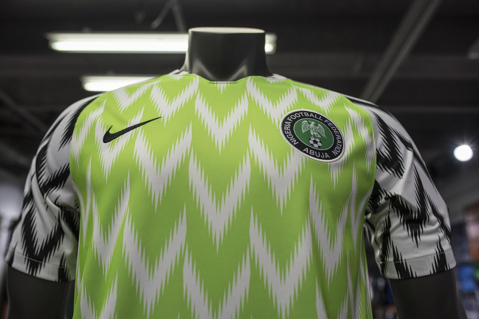 Primer equipamiento de la selección de Nigeria, una prenda diseñada por Nike que se ha convertido en una de las más codiciadas por fanáticos de todo el mundo. Foto Stefan Heunis (AFP).