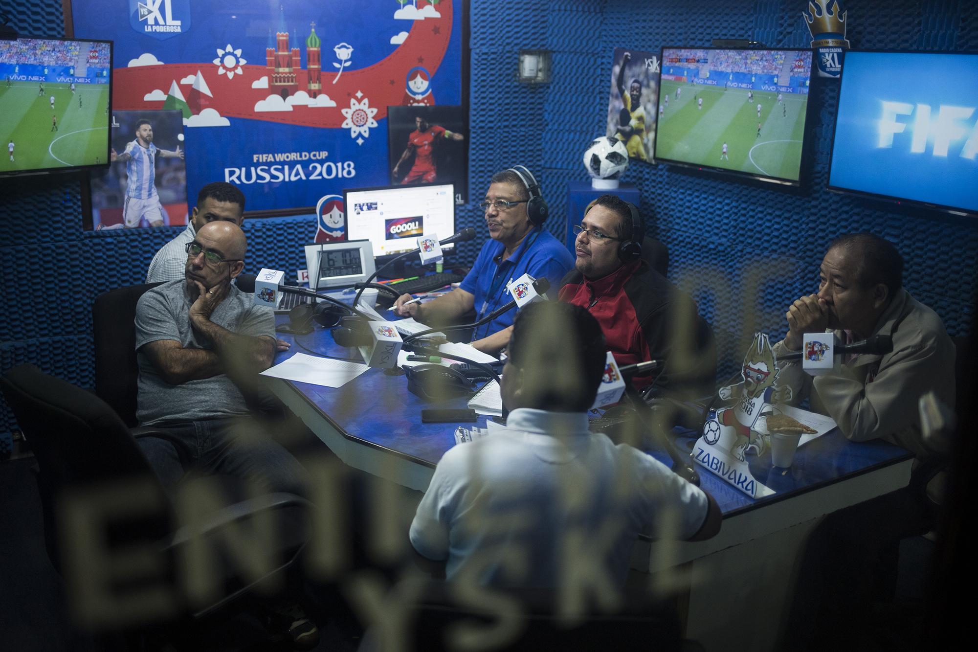Panel completo de retransmisión del Mundial de Rusia 2018, en la Radio YSKL. Foto Víctor Peña.