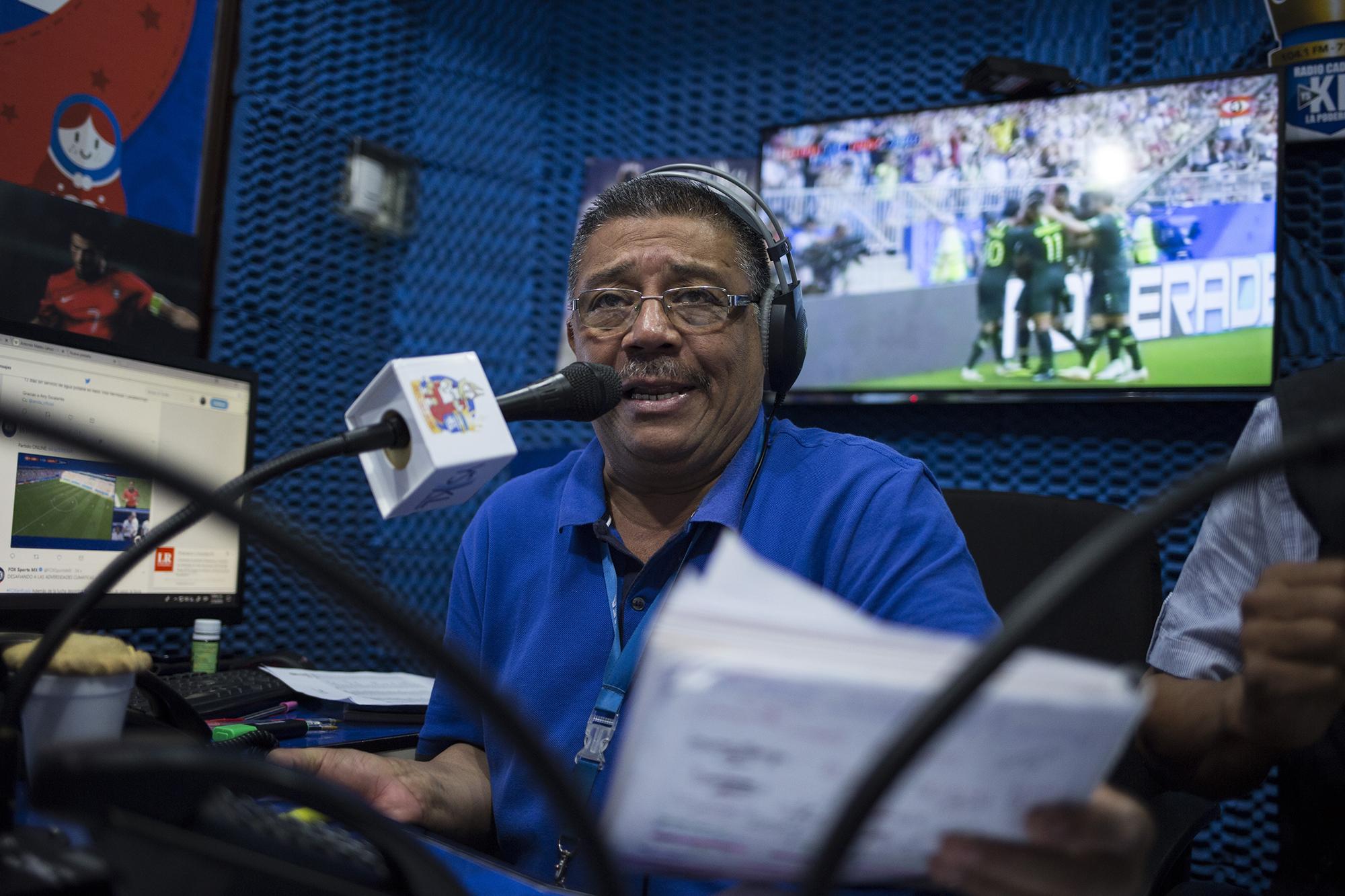 Carlos Aranzamendi durante la retransmisión de la Copa del Mundo de la FIFA en Rusia. pora la Radio YSKL. Foto Víctor Peña.