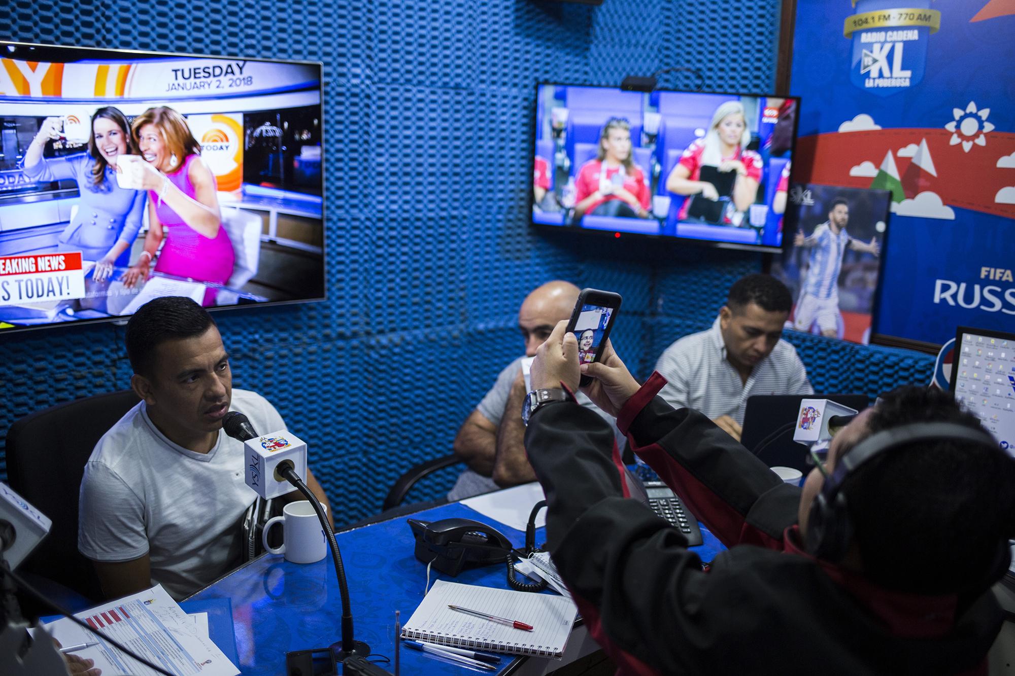 Estudios de transmisión de la Copa Mundial de Rusia 2018. en la Radio YSKL. Foto Víctor Peña (El Faro).