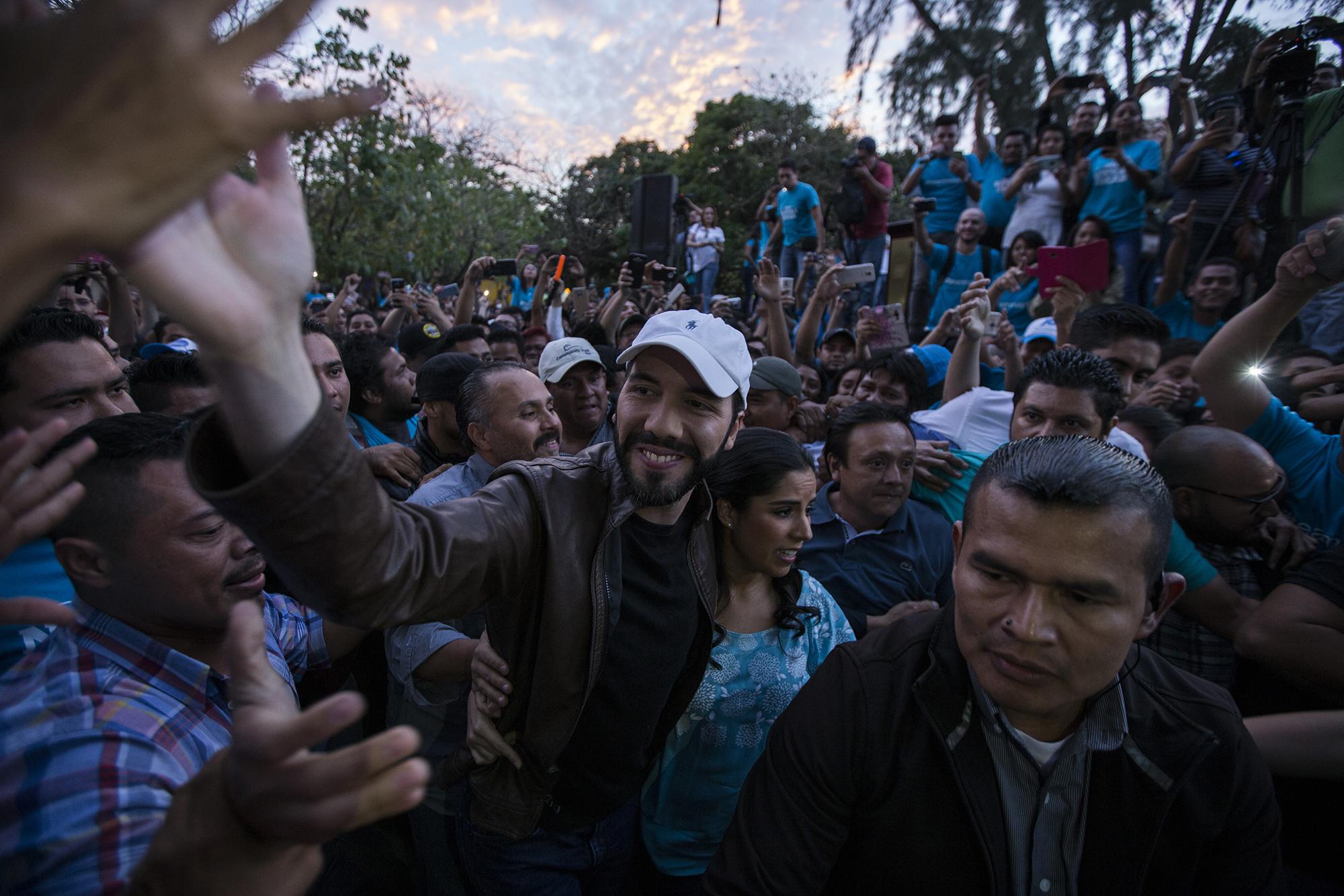 Nayib Bukele durante su llegada a una actividad política en la Universidad de El Salvador, el 23 de noviembre de 2017, menos de dos meses después de haber sido expulsado del FMLN. Foto de El Faro, por Víctor Peña.