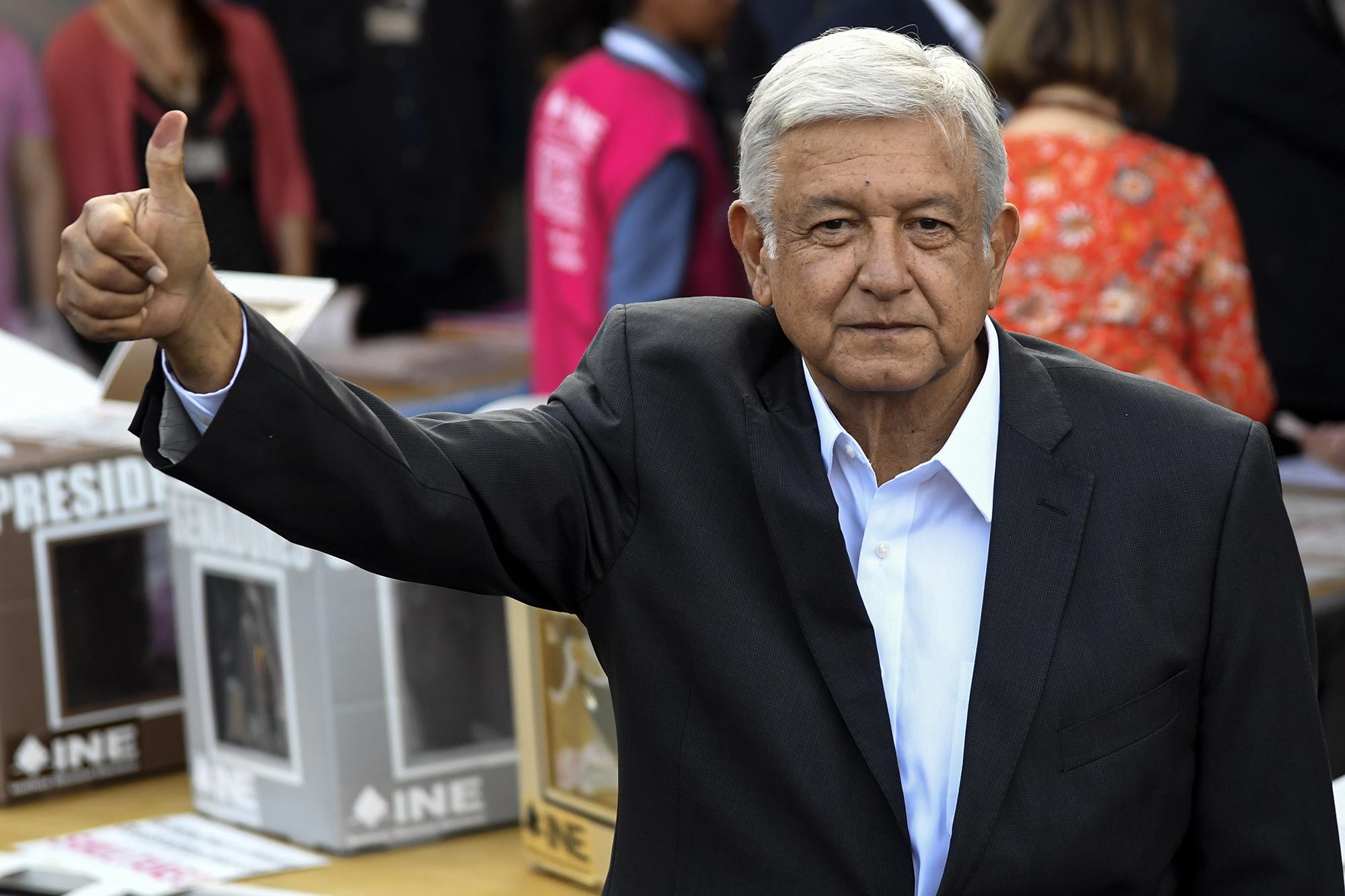 Andrés Manuel López Obrador muestra su pulgar hacia arriba después de votar el 1 de julio 2018. AFP PHOTO/Alfredo Estrella