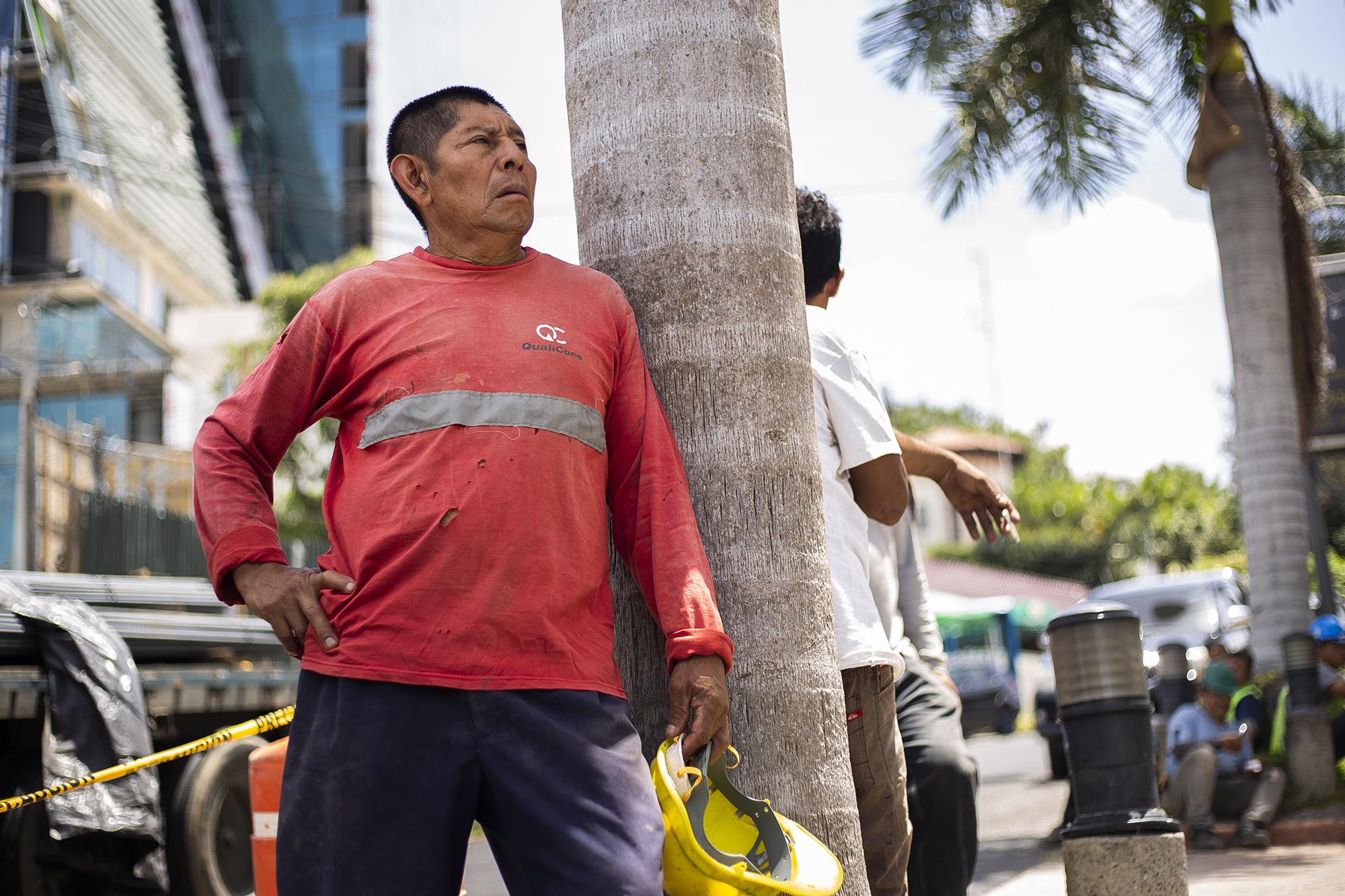 Juan Espinoza tiene 60 años de edad y vive en la colonia Valle Nuevo, en Soyapango. Trabaja en la construcción de un moderno edificio en la Zona Rosa, y a la hora de almuerzo ha disfrutado de los partidos del Mundial. Foto Carlos Barrera (El Faro).