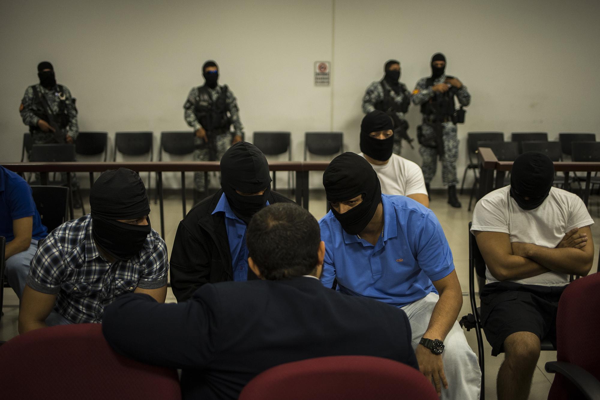 Algunos de los policías acusados conversan con un defensor en el Centro Judicial de Santa Tecla, el 16 de julio de 2018. Foto de El Faro, por Víctor Peña.