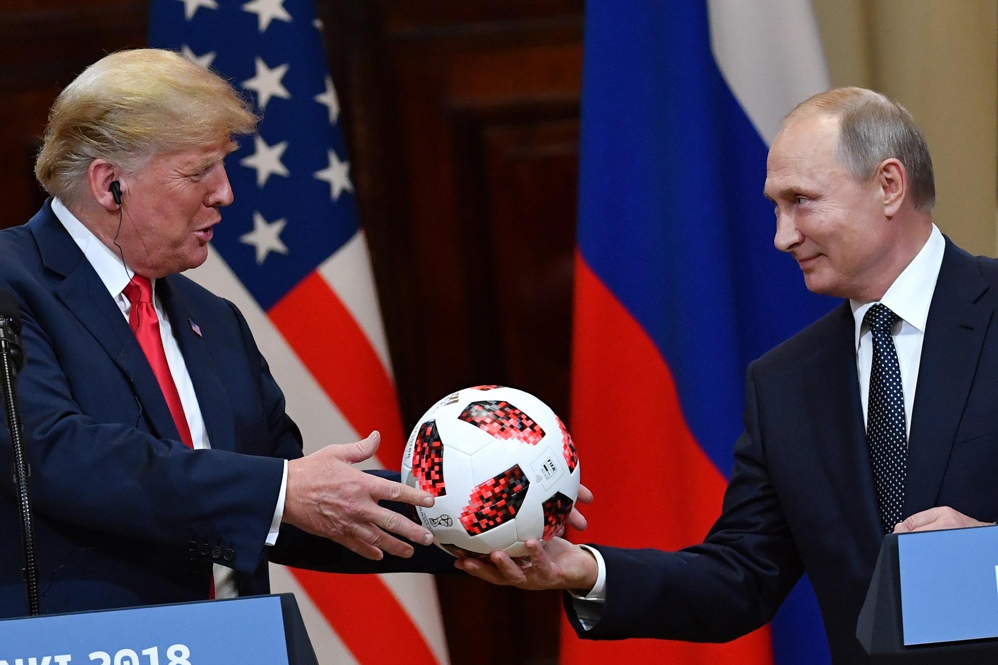 Donald Trump y Vladimir Putin durante la cumbre en Helsinki celebrada después del Mundial. Foto Yuri Kadobnov (AFP).