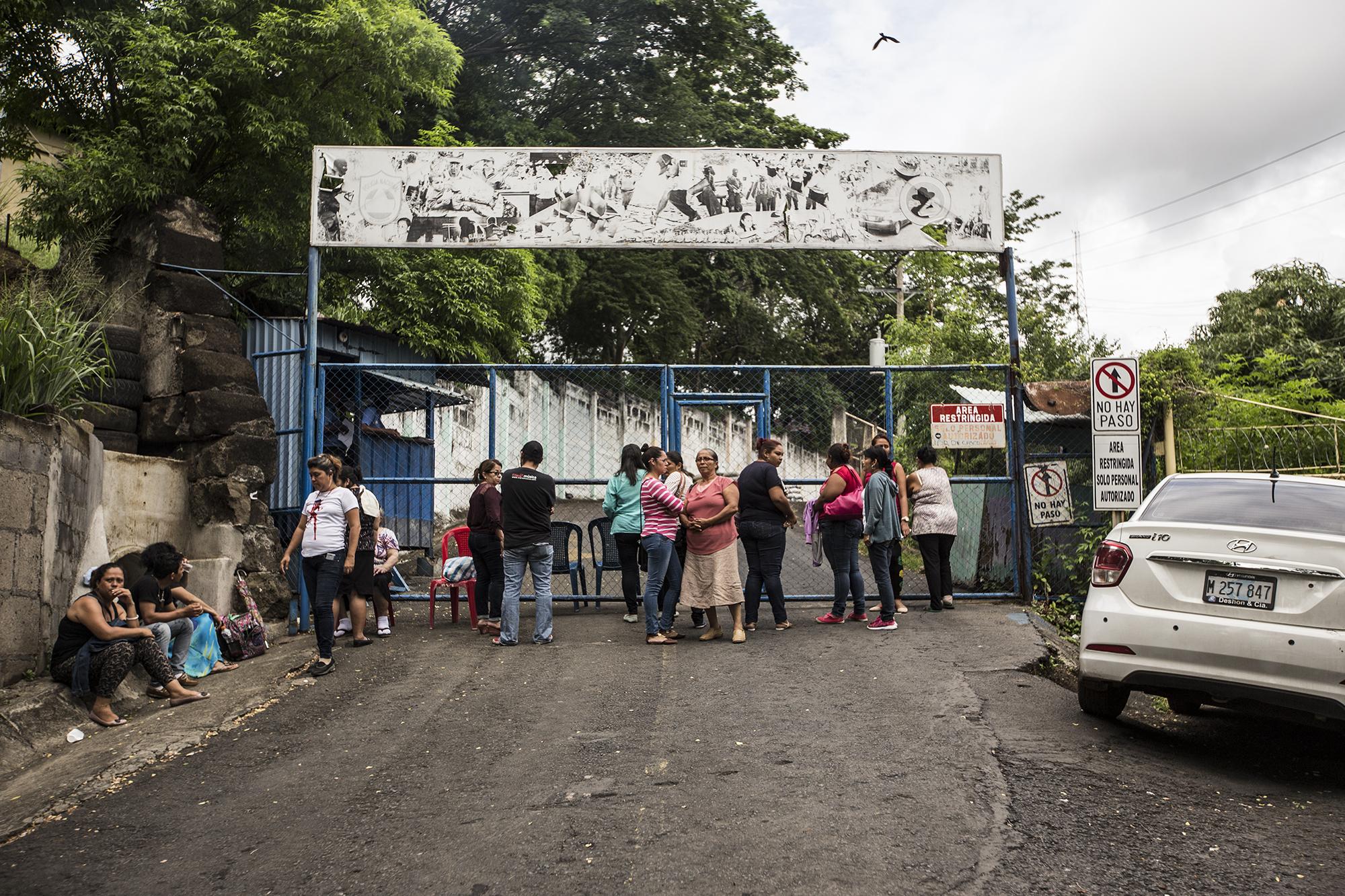 Un grupo de personas espera la tarde del 26 de junio de 2018 algún tipo de información de sus familiares detenidos en El Chipote. Foto: Fred Ramos 