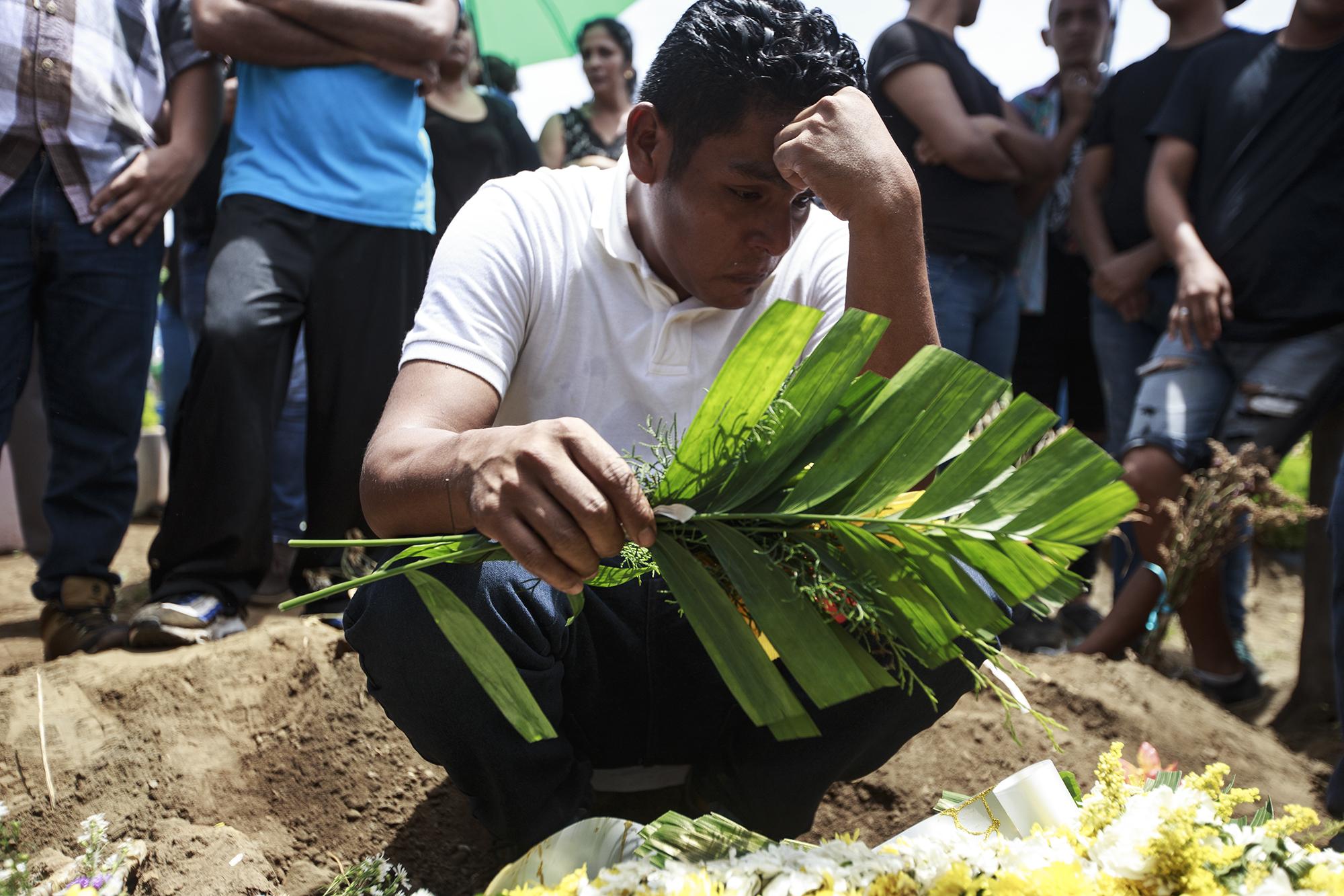 Nelson Gabriel Lorío, el padre del niño asesinado, durante el funeral de su hijo Teyler Lorío, el 24 de junio de 2018. Nelson llevaba en  brazos a su hijo cuando el menor recibió el disparo. Foto: Fred Ramos