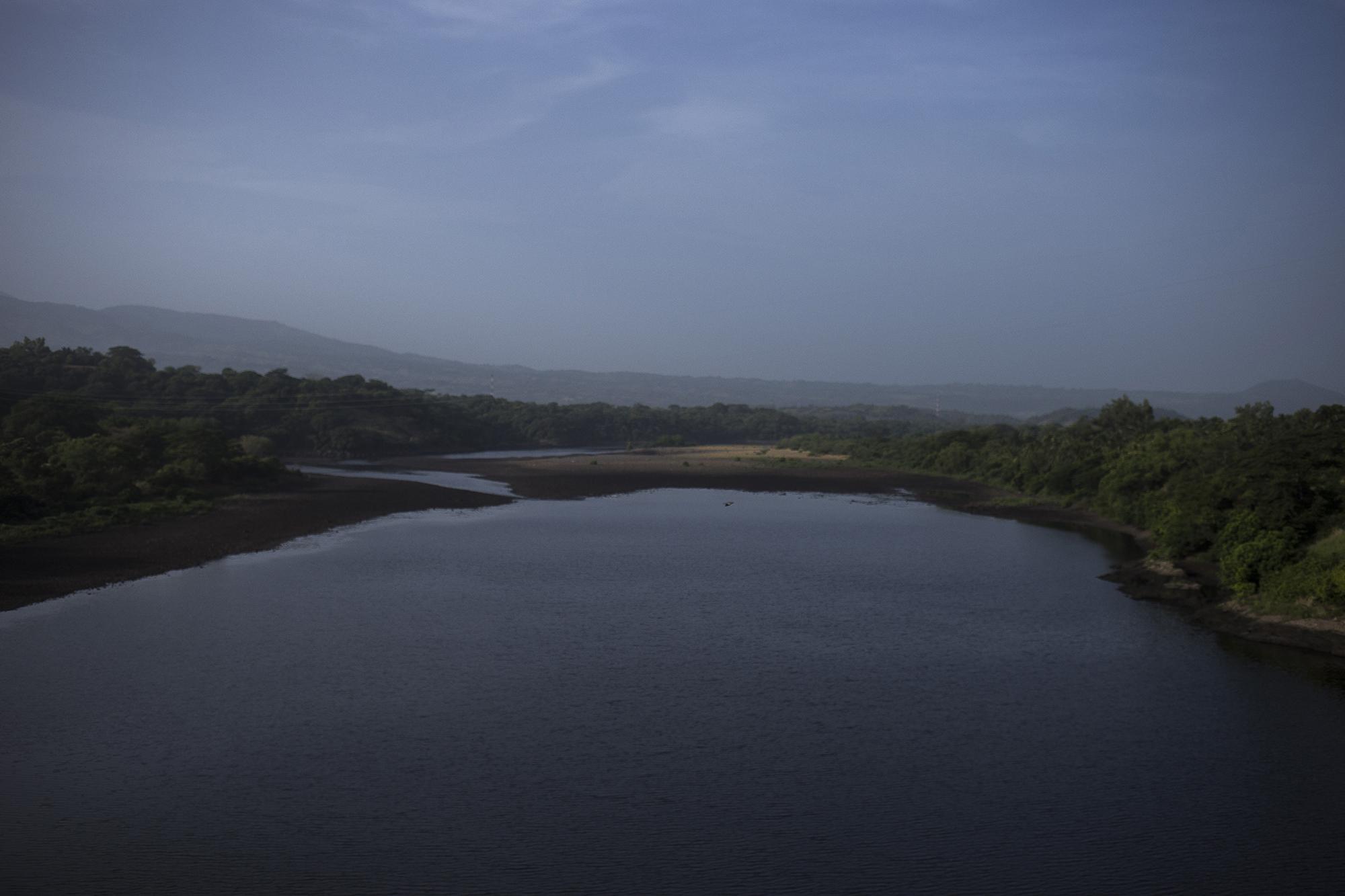 Cauce del Río Lempa, en el límite de los departamentos de San Vicente y Uuslután. La ausencia de lluvia ha disminuido el caudal de este río. Foto de El Faro, por Víctor Peña.
