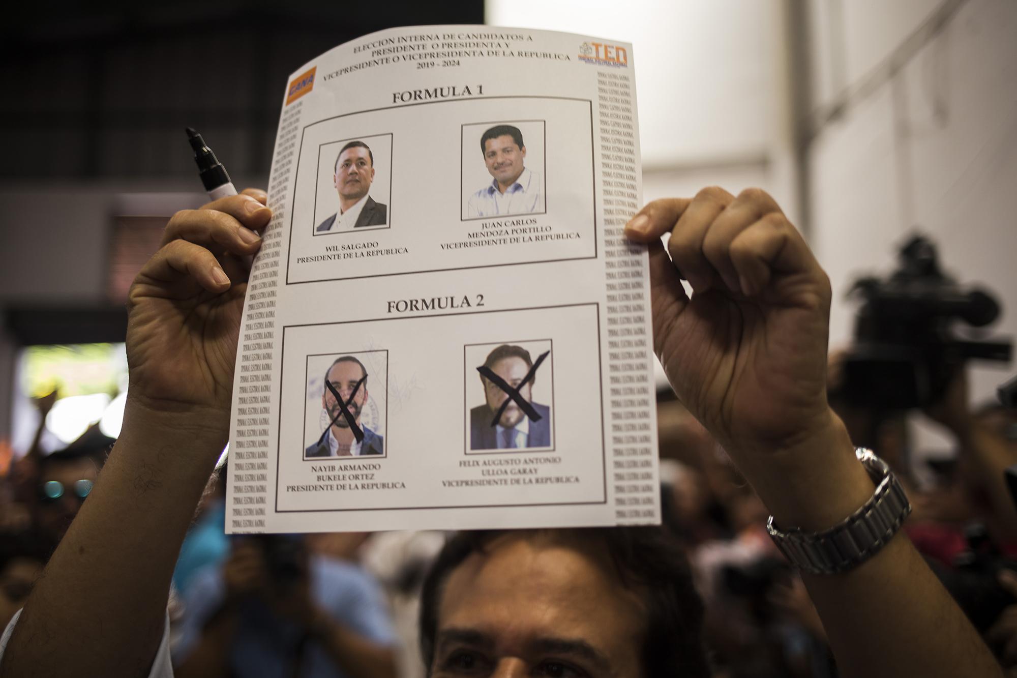 El ahora candidato a la vicepresidencia, Félix Ulloa, mostró a los medios su voto, pese a un anuncio en la sede del partido Gana sobre el voto secreto. Foto de El Faro, por Víctor Peña.