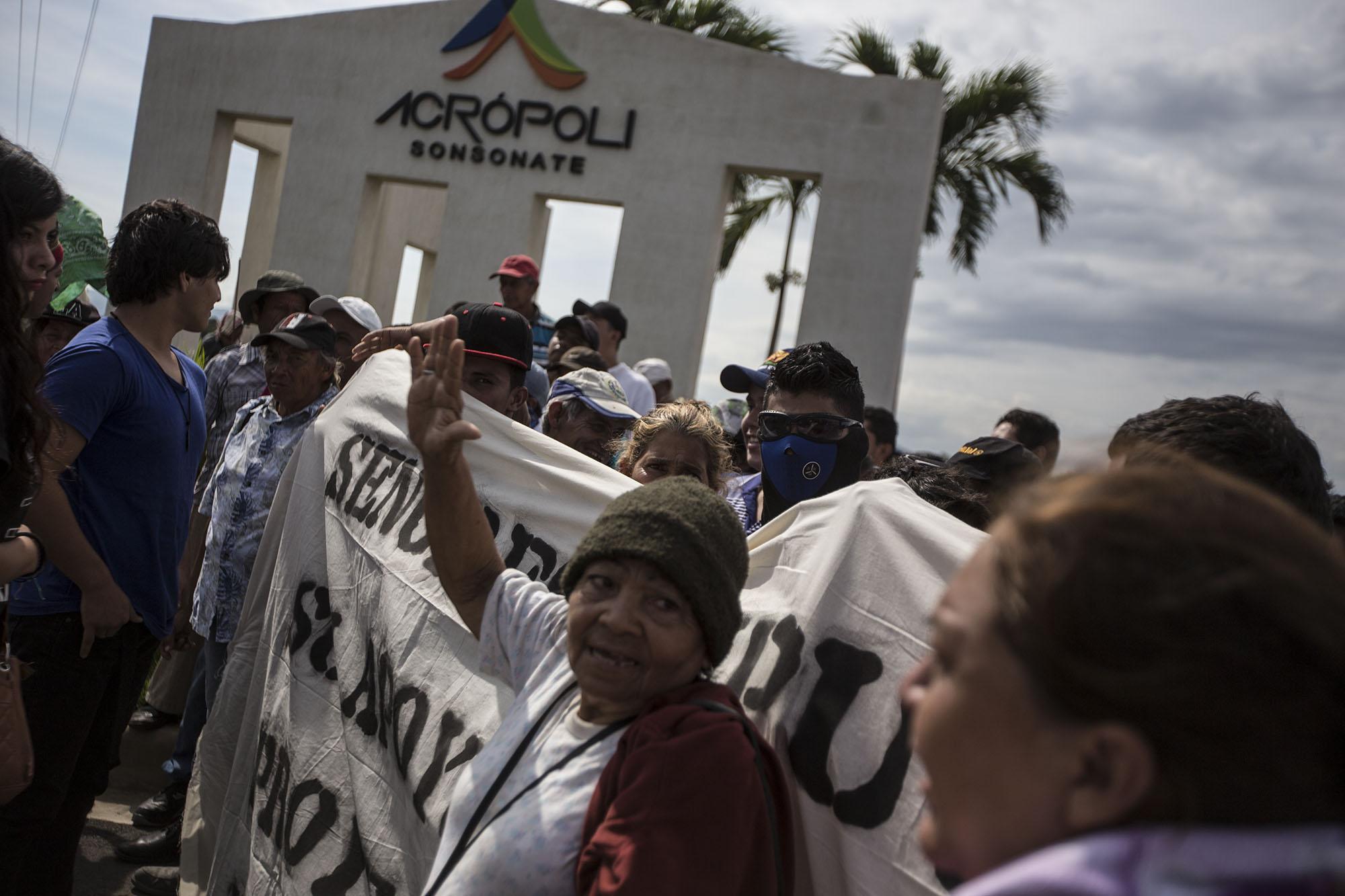Organizaciones indígenas se manifiestan frente a la entrada de la Acrópolis Sonsonate, donde fue destruido Tacuscalco.