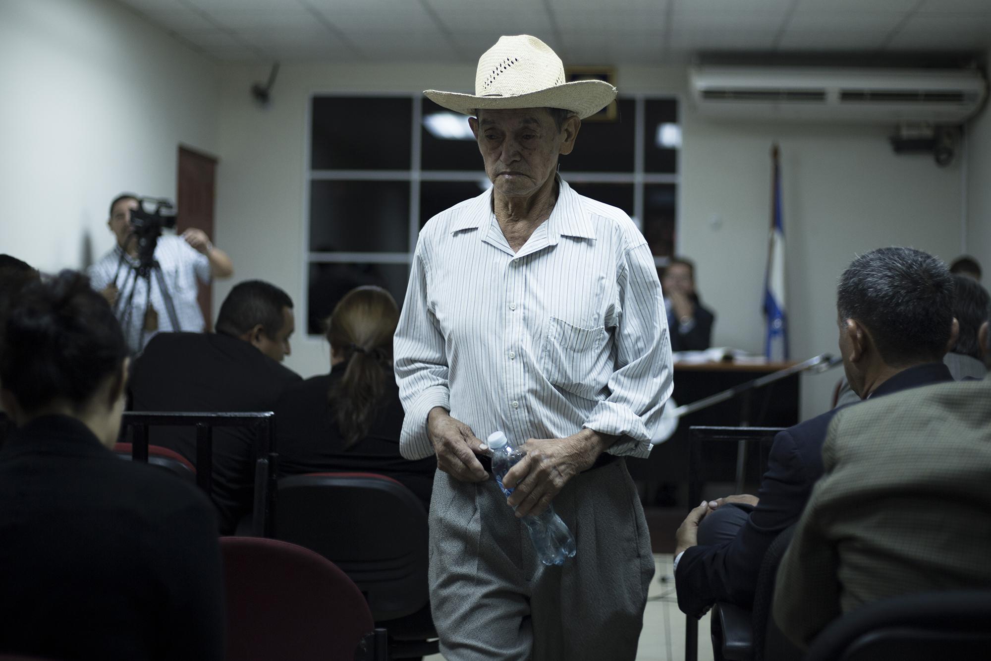 Juan Chavarría, de 72 años, se retira de la sala de audiencias tras rendir su testimonio sobre la masacre de El Mozote. En la masacre, Chavarría perdió a diez familiares. Foto de El Faro: Víctor Peña.